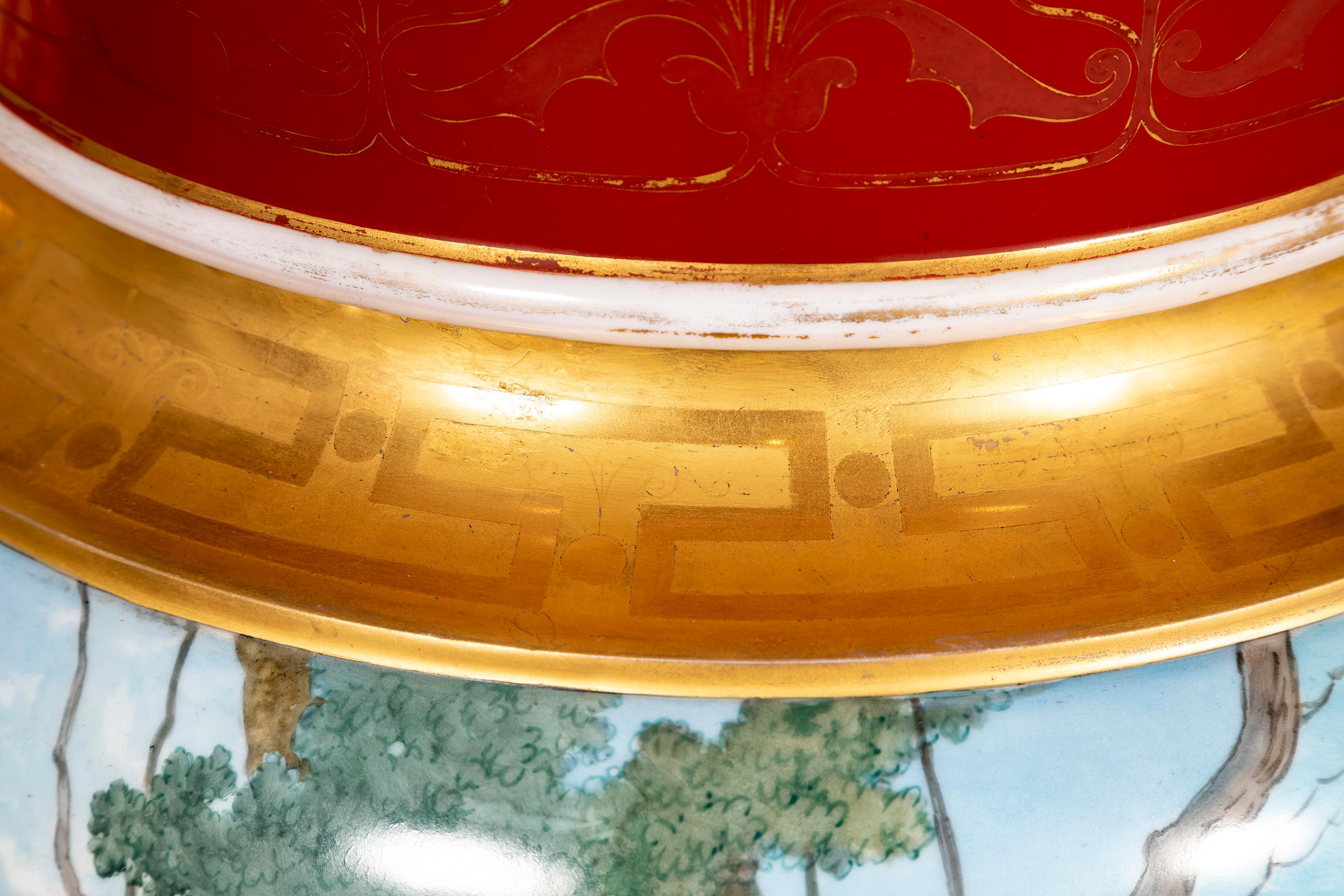 Paire monumentale de vases en porcelaine représentant une scène de chasse avec décorations en platine et doré en vente 9