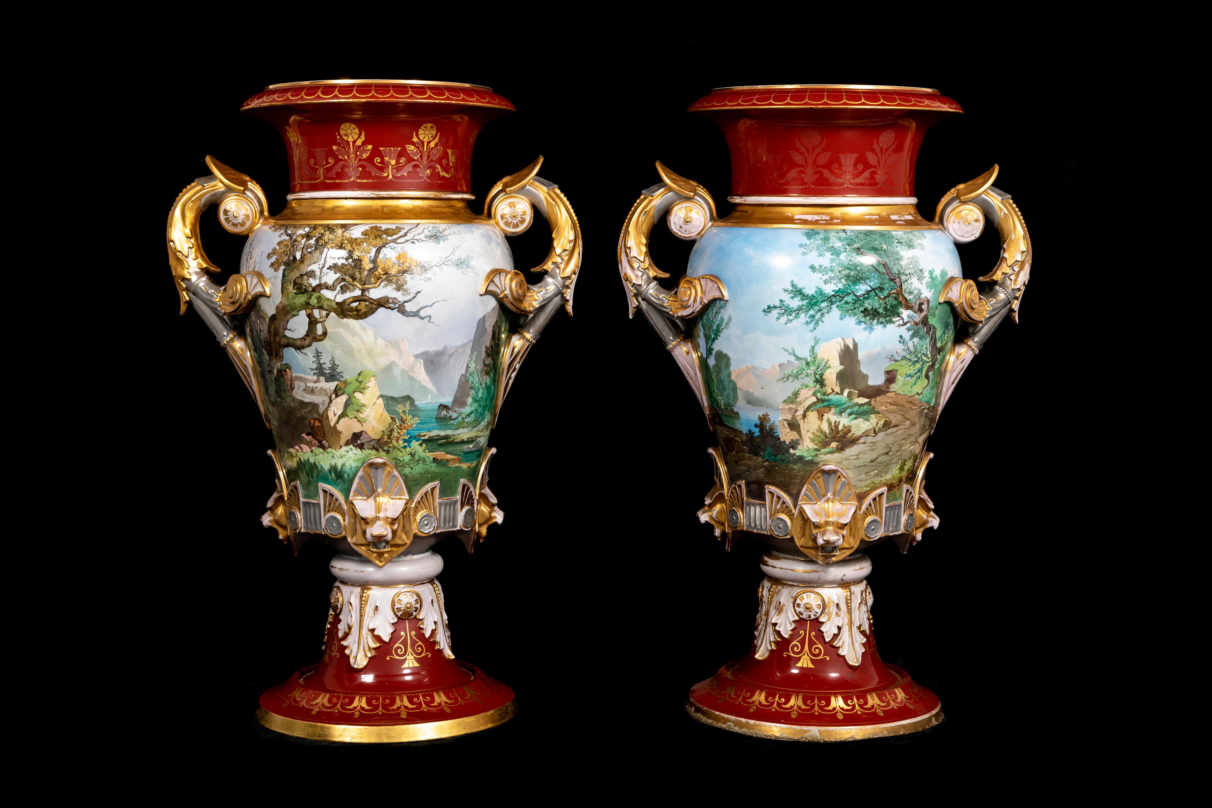 D'une taille magnifique et ornés de détails opulents, ces vases balustres monumentaux ont été créés en 1876 et portent la signature d'A. Carrier Hammer. Ils mesurent une hauteur impressionnante de 43½ pouces. Les bouches évasées sont ornées d'un
