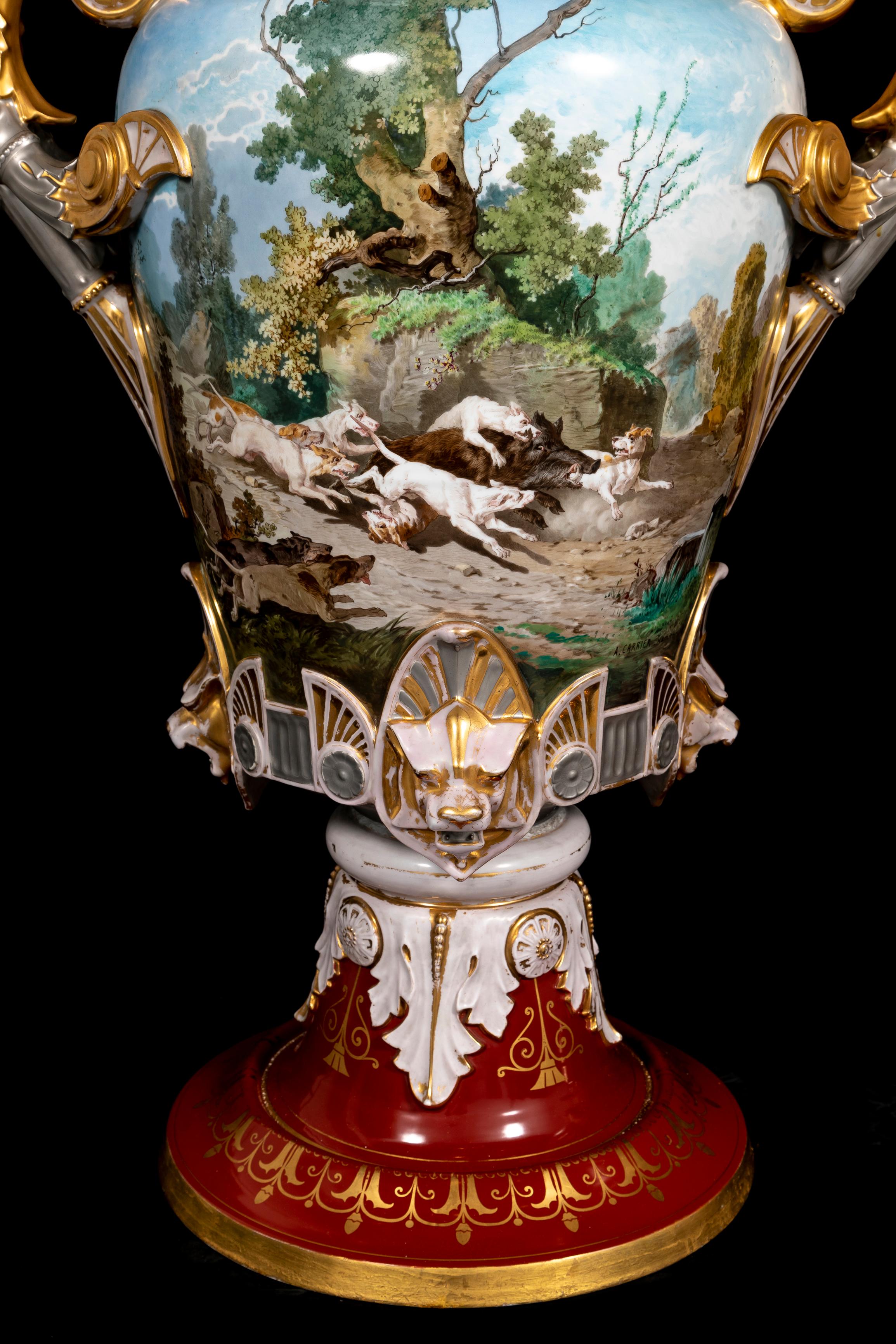 Peint à la main Paire monumentale de vases en porcelaine représentant une scène de chasse avec décorations en platine et doré en vente