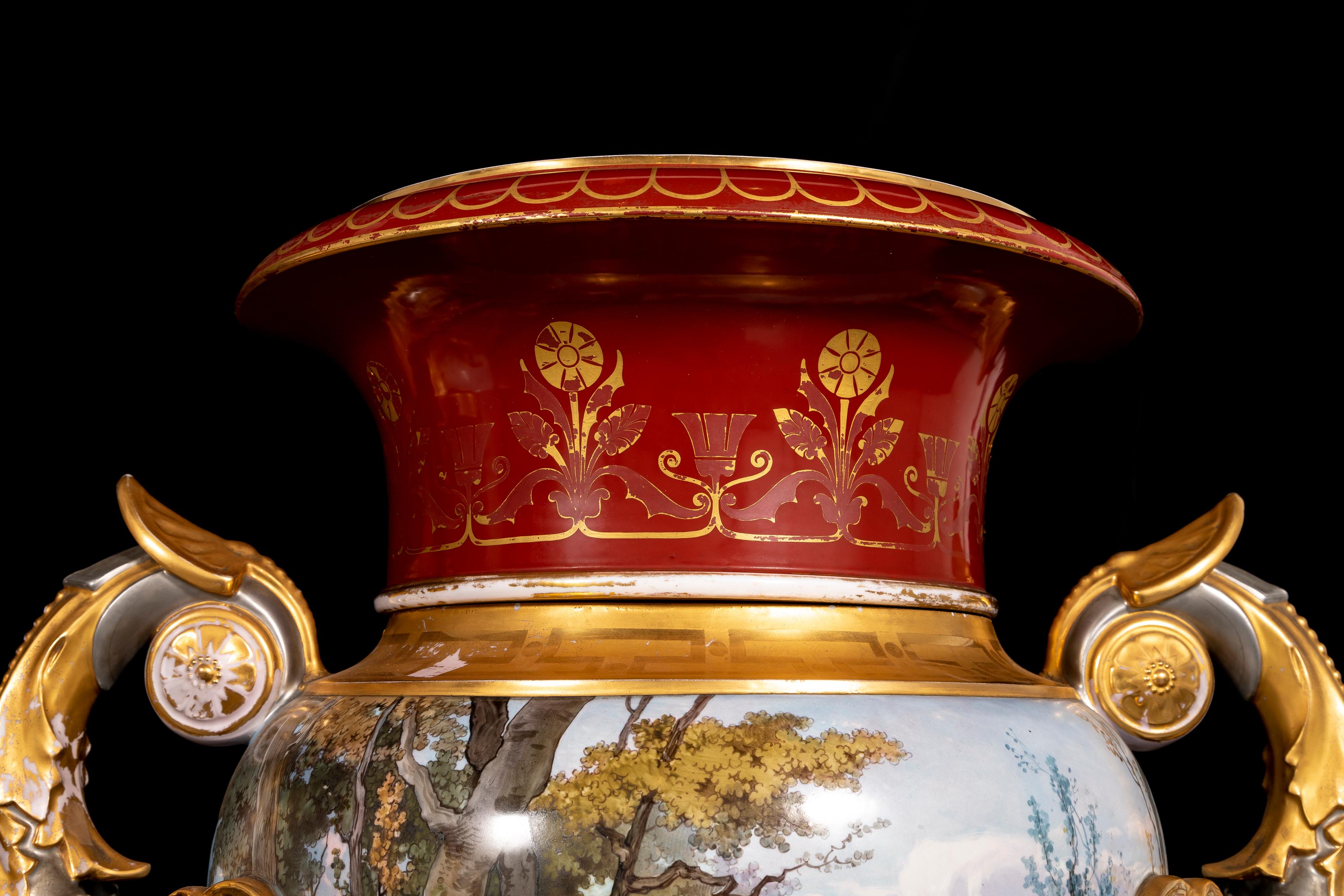 Paire monumentale de vases en porcelaine représentant une scène de chasse avec décorations en platine et doré en vente 1