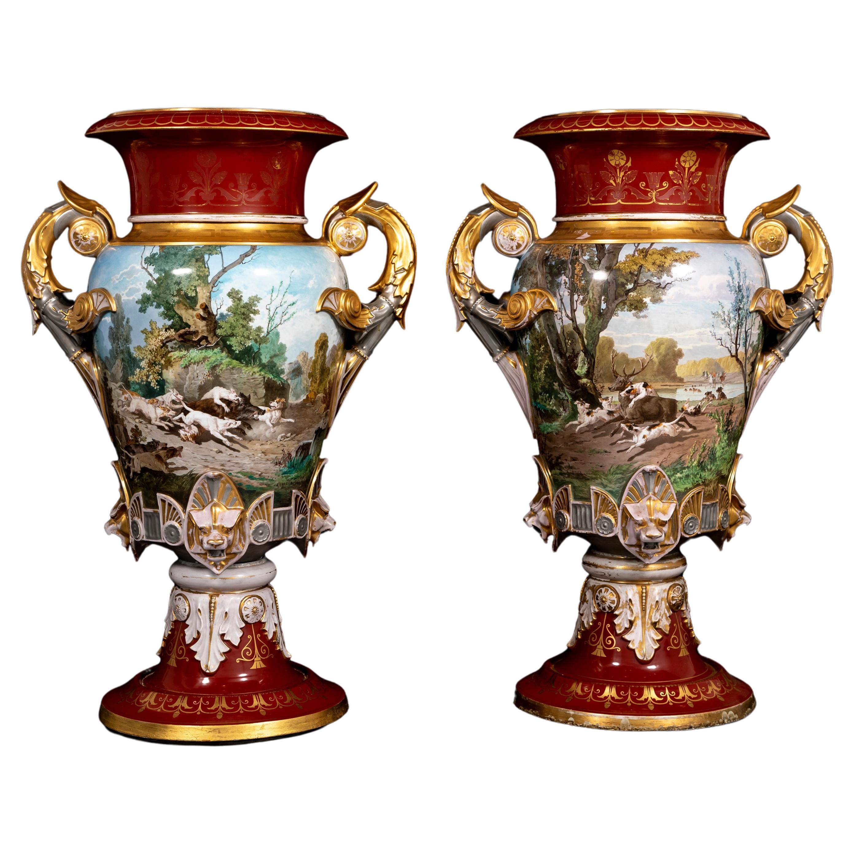 Paire monumentale de vases en porcelaine représentant une scène de chasse avec décorations en platine et doré en vente