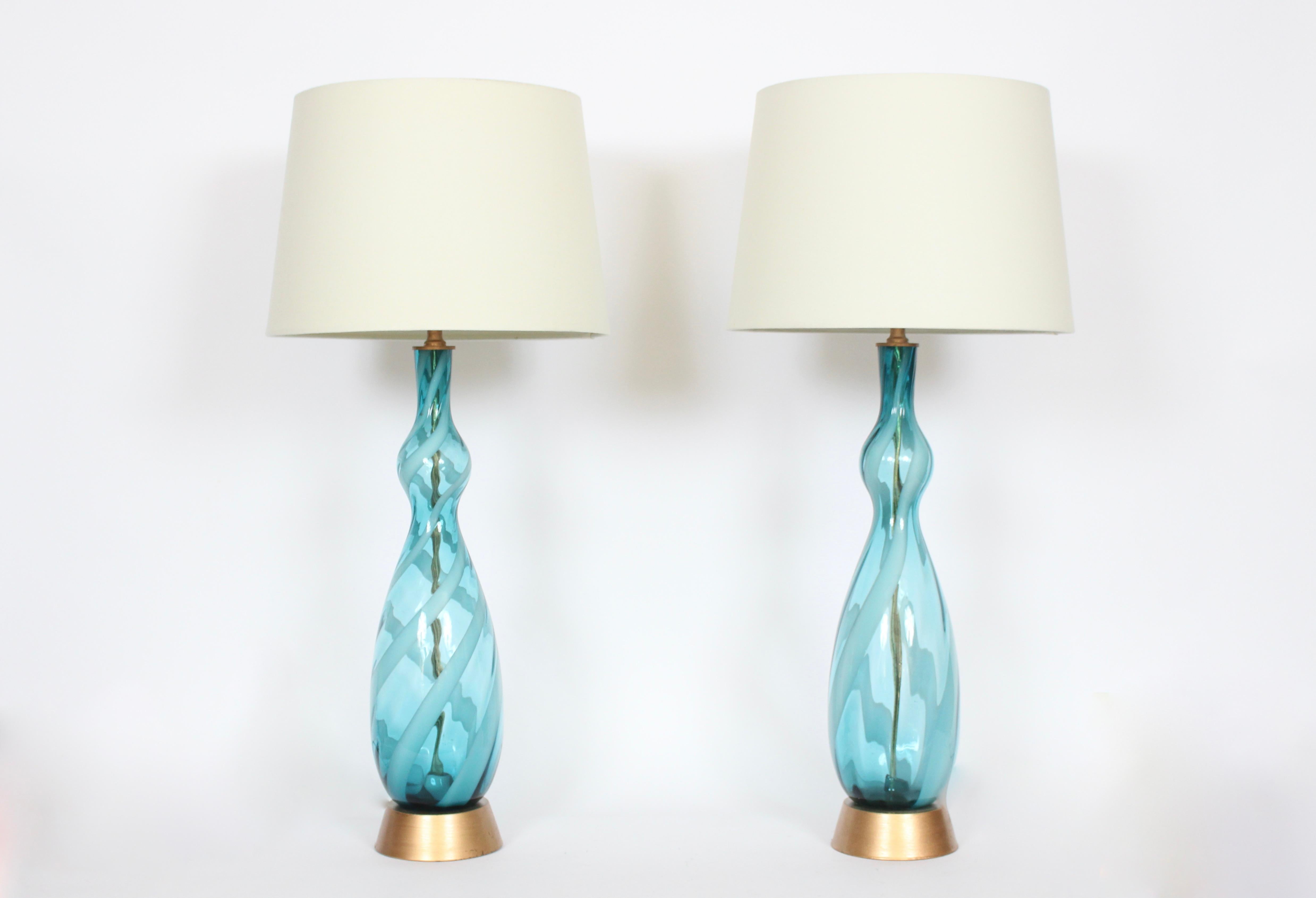 Paire de lampes de bureau monumentales en verre d'art de Murano à tourbillons turquoises et blancs, années 1960 9