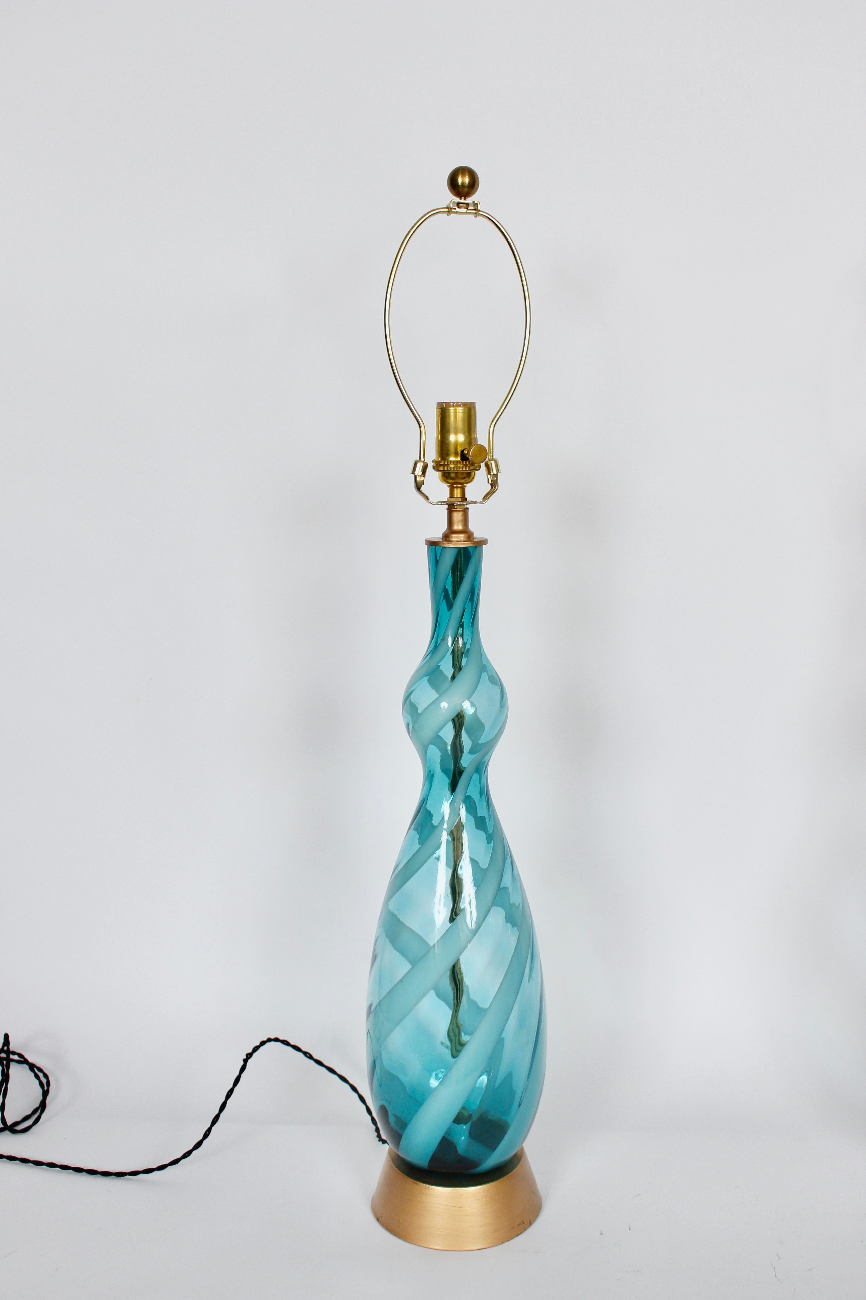 Paire de lampes de bureau monumentales en verre d'art de Murano à tourbillons turquoises et blancs, années 1960 1