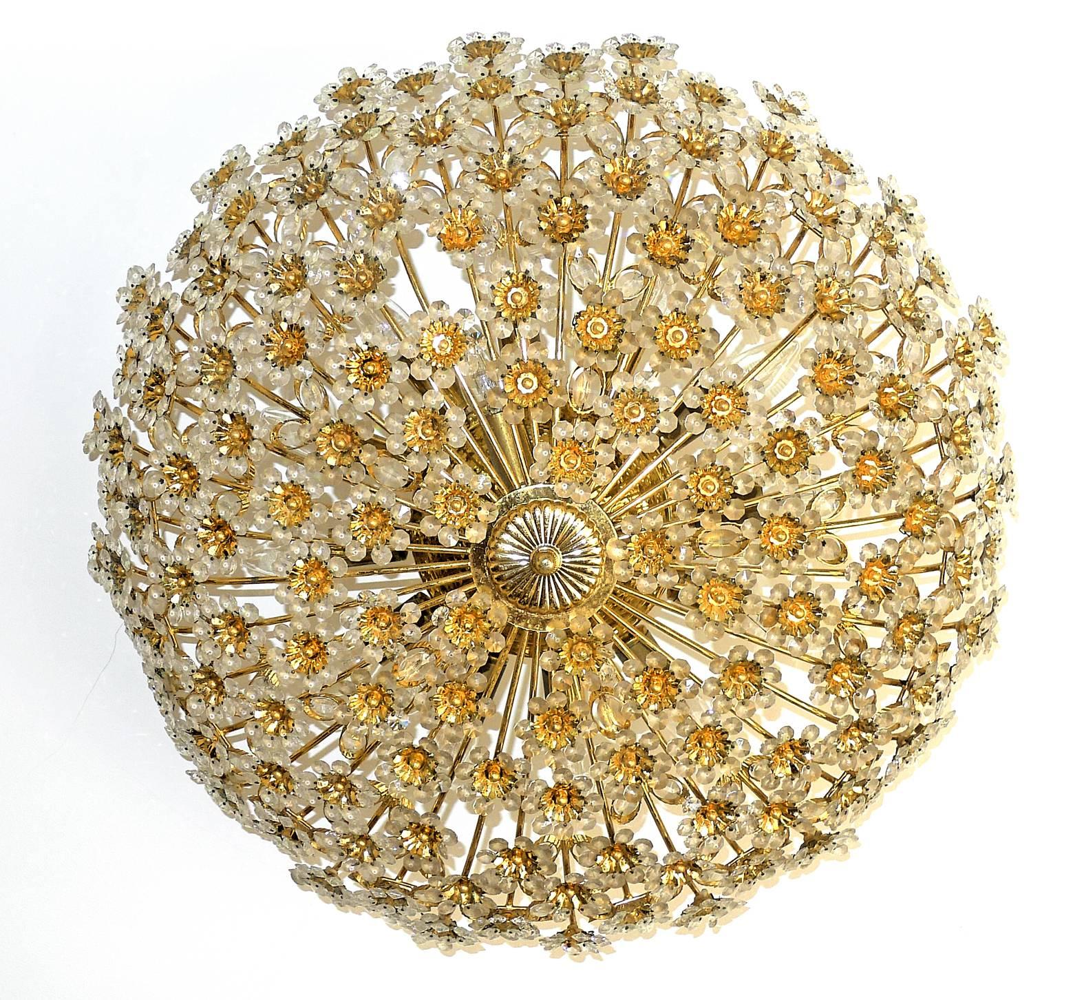 Lámpara de araña monumental Palwa dorada con flor de cristal y sol de 15 luces para montaje empotrado Regencia de Hollywood en venta