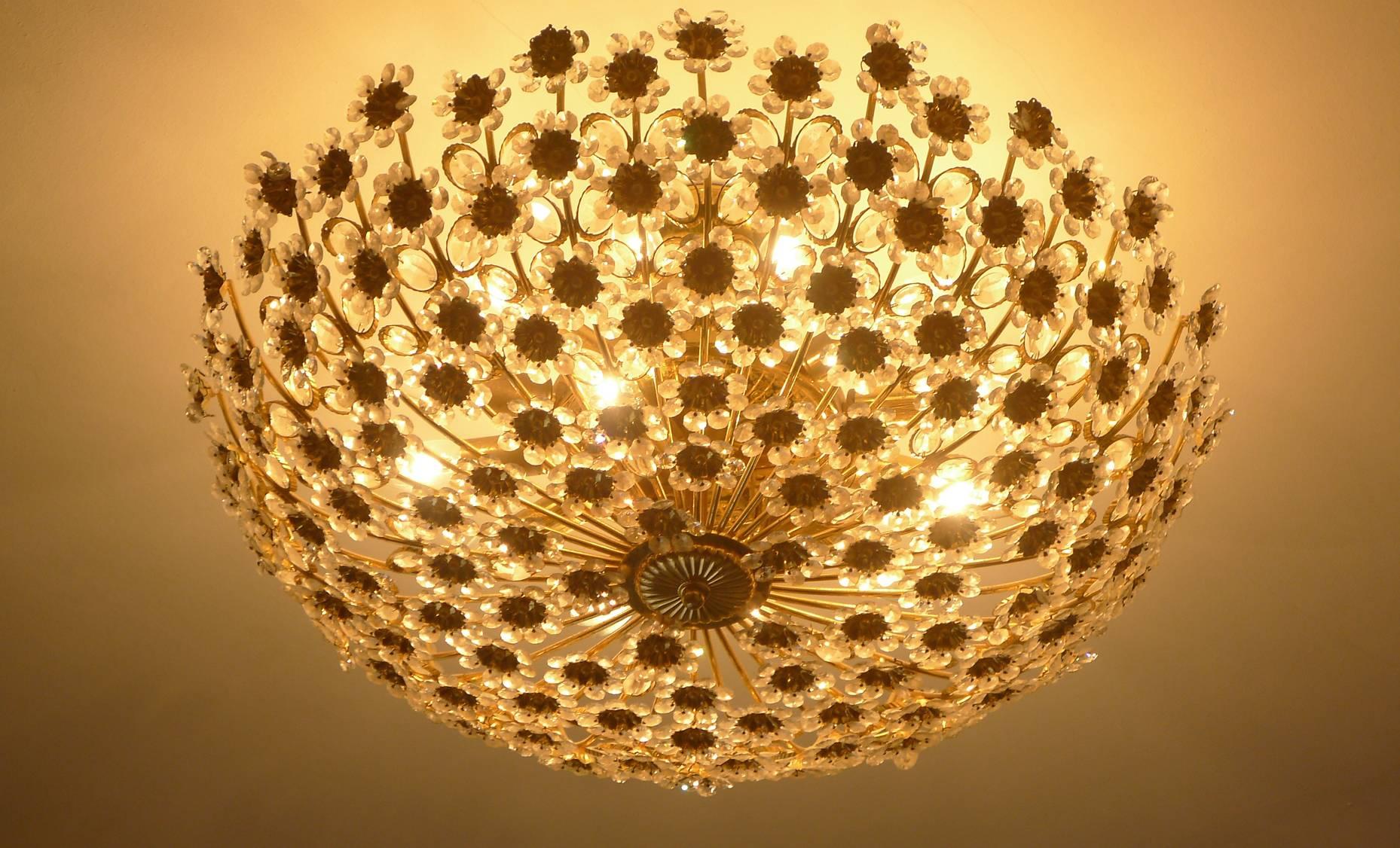 Monumentaler Palwa-Kronleuchter, vergoldete Sunburst-Kristallblume mit 15 Lichtern (Deutsch) im Angebot
