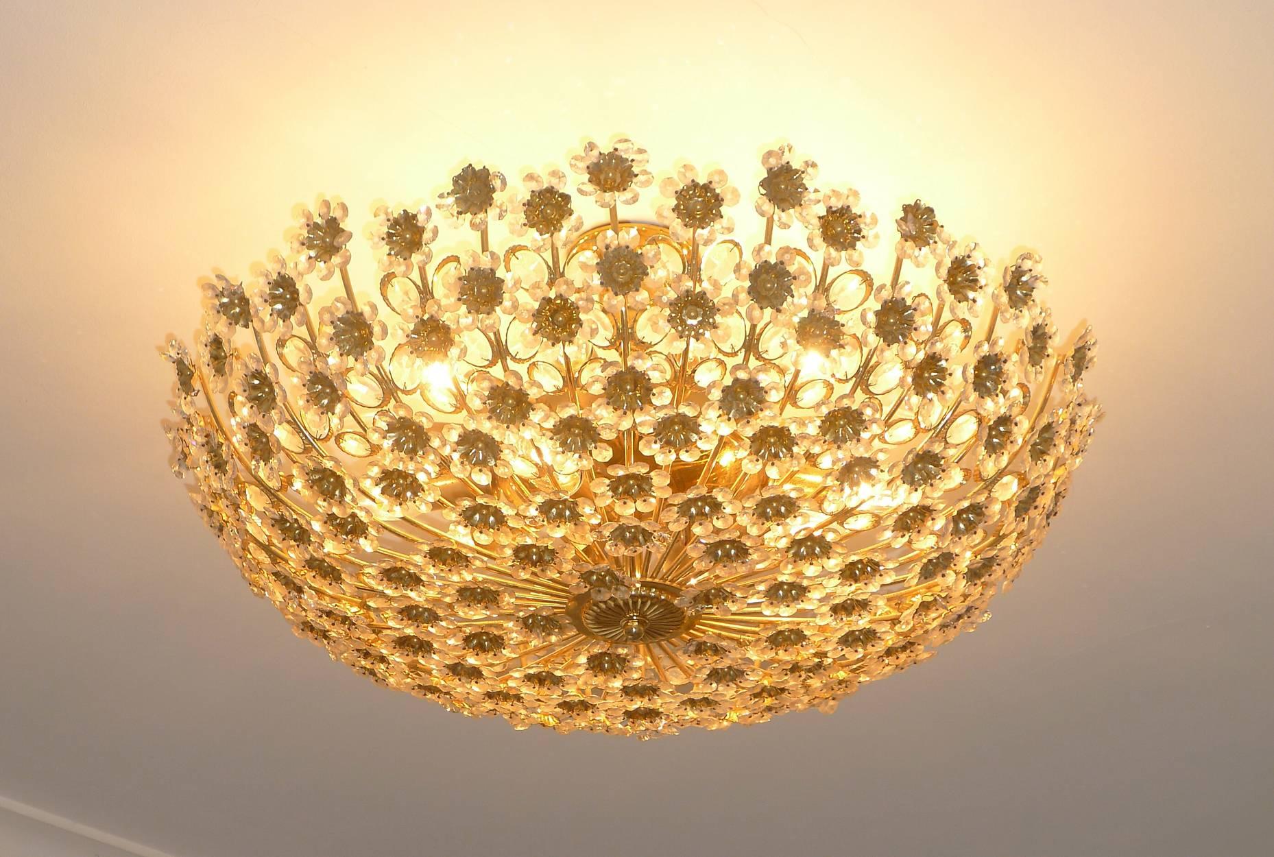 Monumentaler Palwa-Kronleuchter, vergoldete Sunburst-Kristallblume mit 15 Lichtern (Facettiert) im Angebot