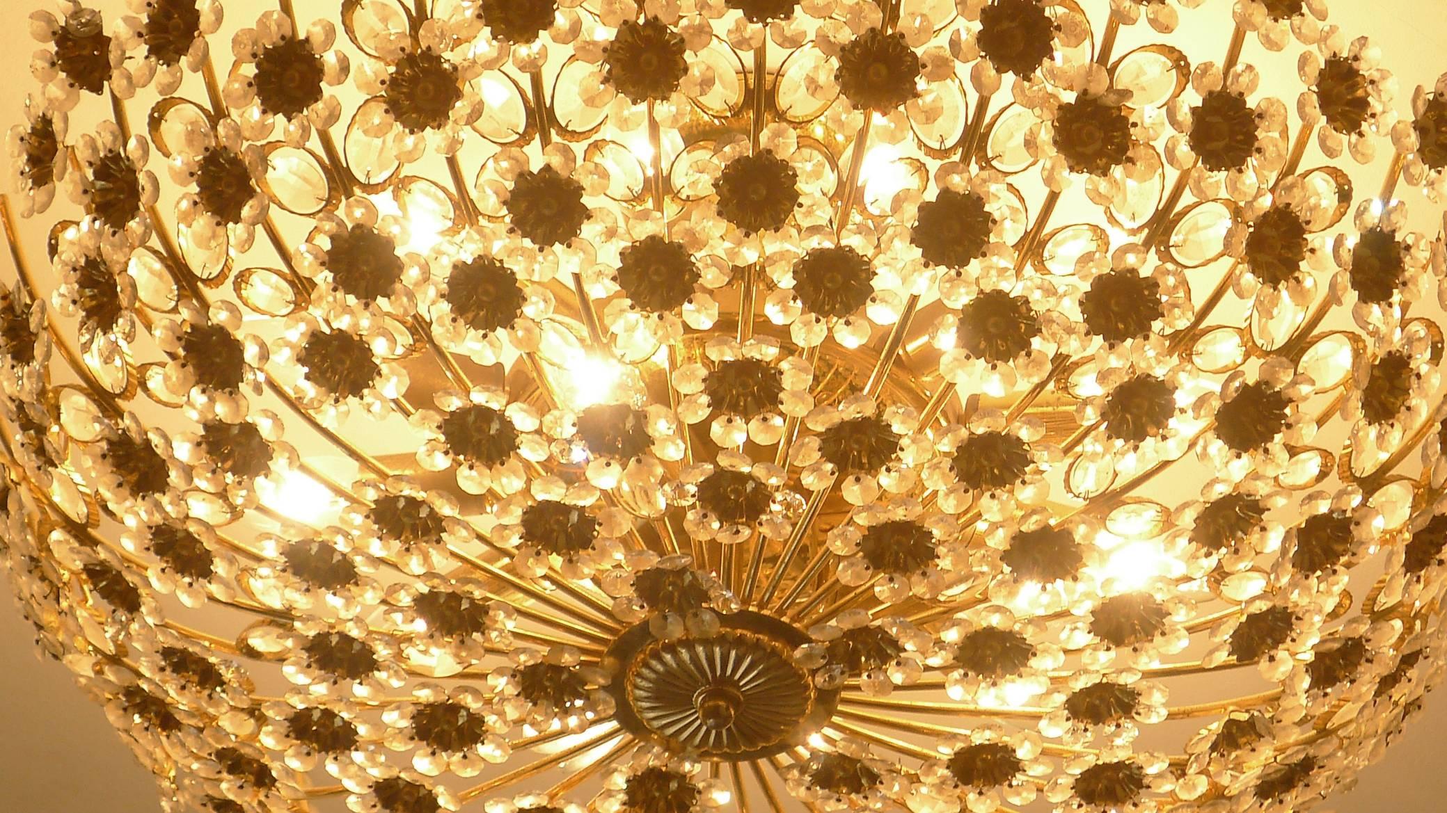 Monumentaler Palwa-Kronleuchter, vergoldete Sunburst-Kristallblume mit 15 Lichtern im Zustand „Gut“ im Angebot in Coimbra, PT