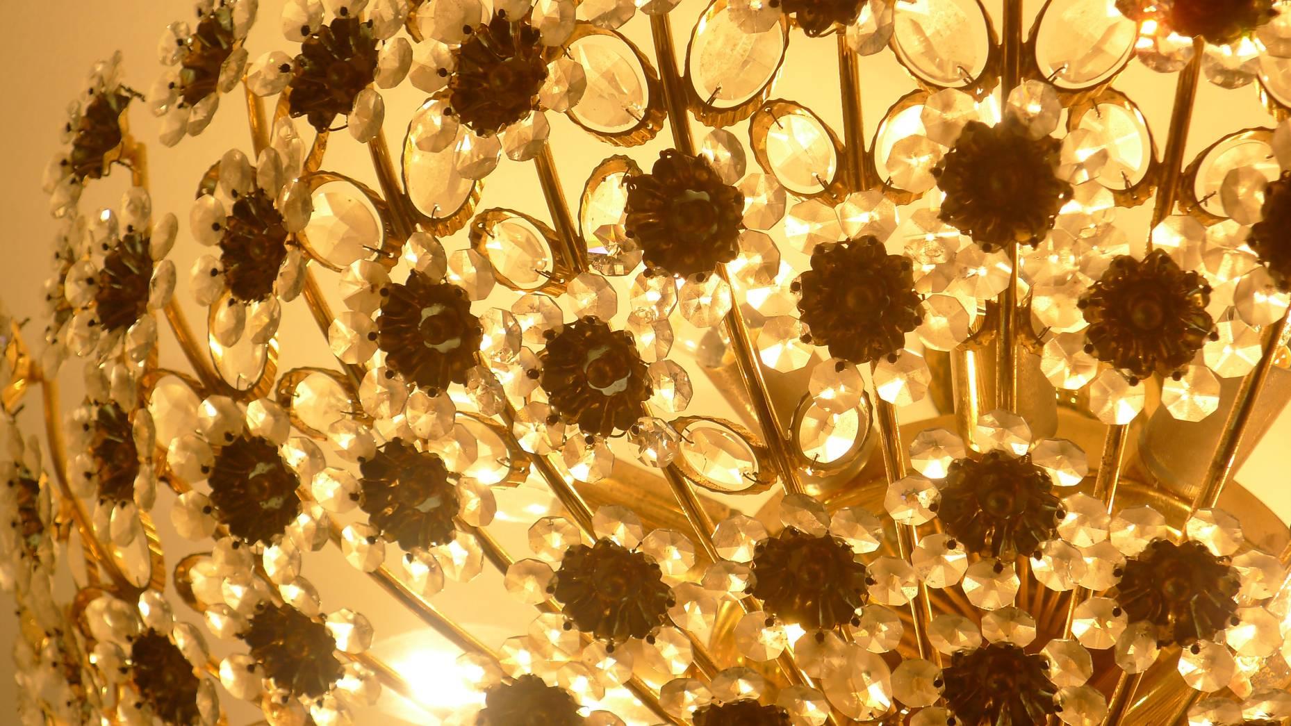 Monumentaler Palwa-Kronleuchter, vergoldete Sunburst-Kristallblume mit 15 Lichtern (Messing) im Angebot