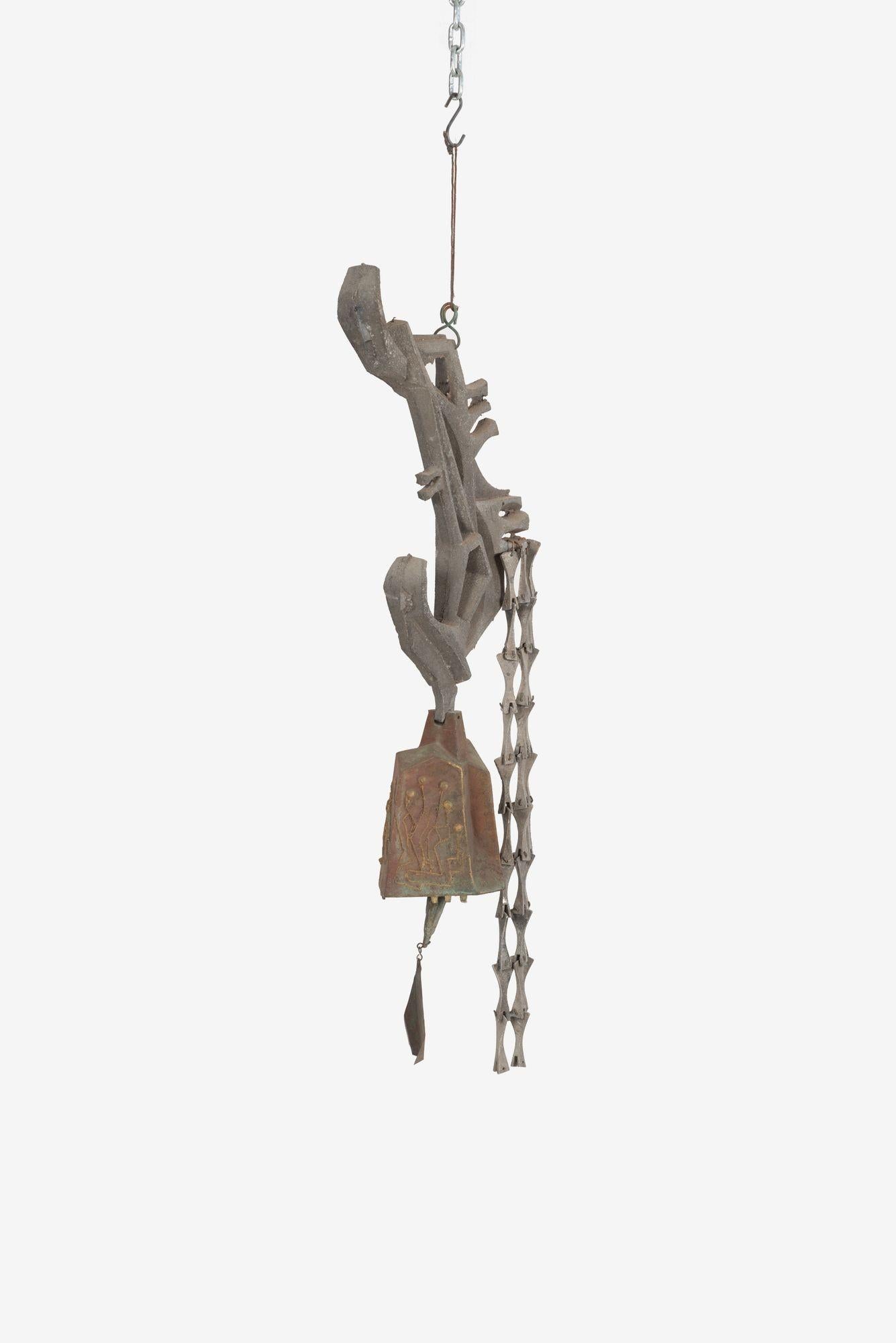 Brutalismo Campana monumentale in bronzo brutalista di Paolo Soleri con colonna vertebrale in alluminio fuso, 1960 in vendita
