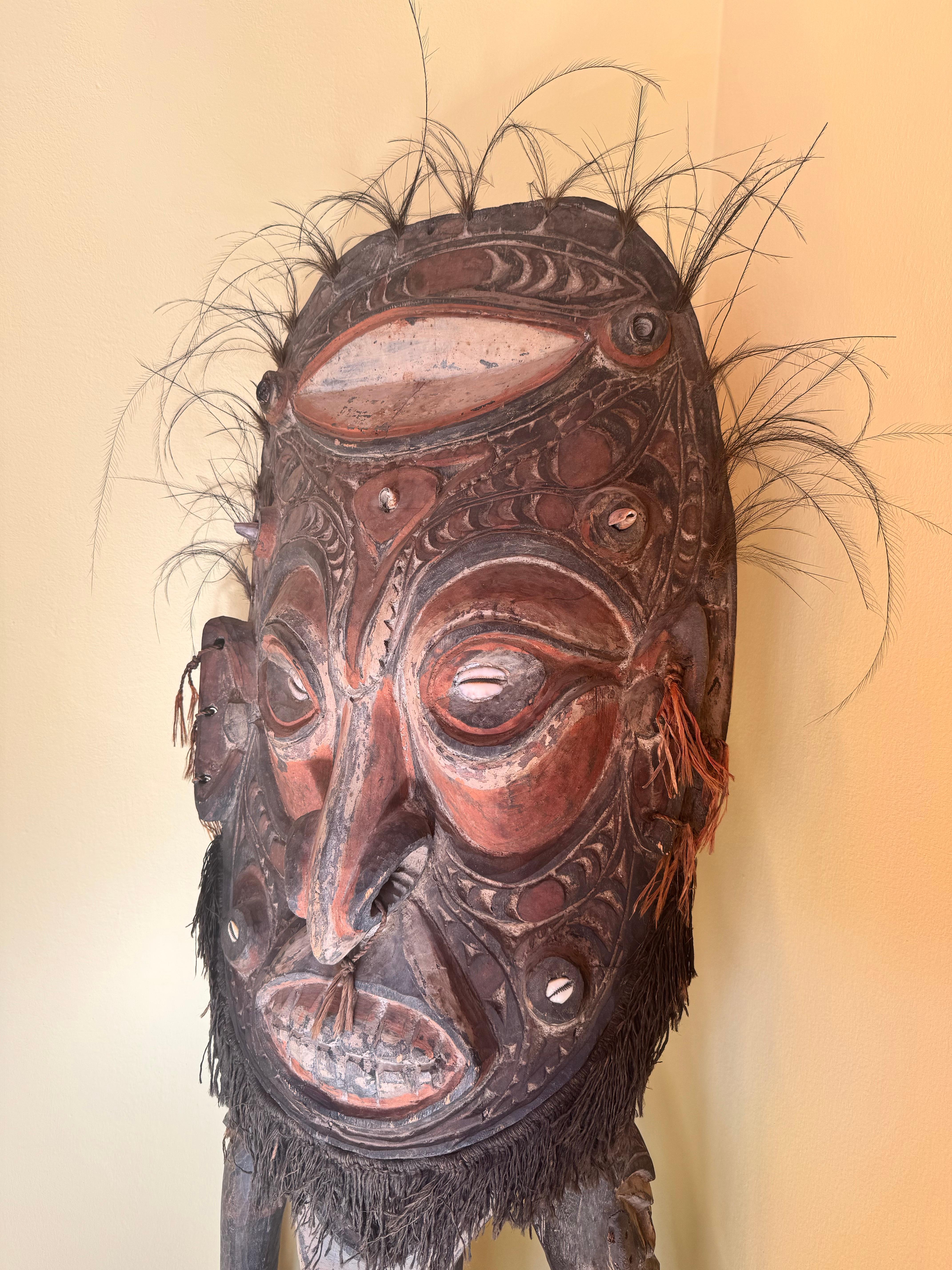 Impresionantemente tallada en un solo bloque de madera, esta monumental figura de espíritu masculino o antepasado procede de la región de Sepik Medio, en Papúa Nueva Guinea.
La figura combina una fuerte presencia escultórica con un significado