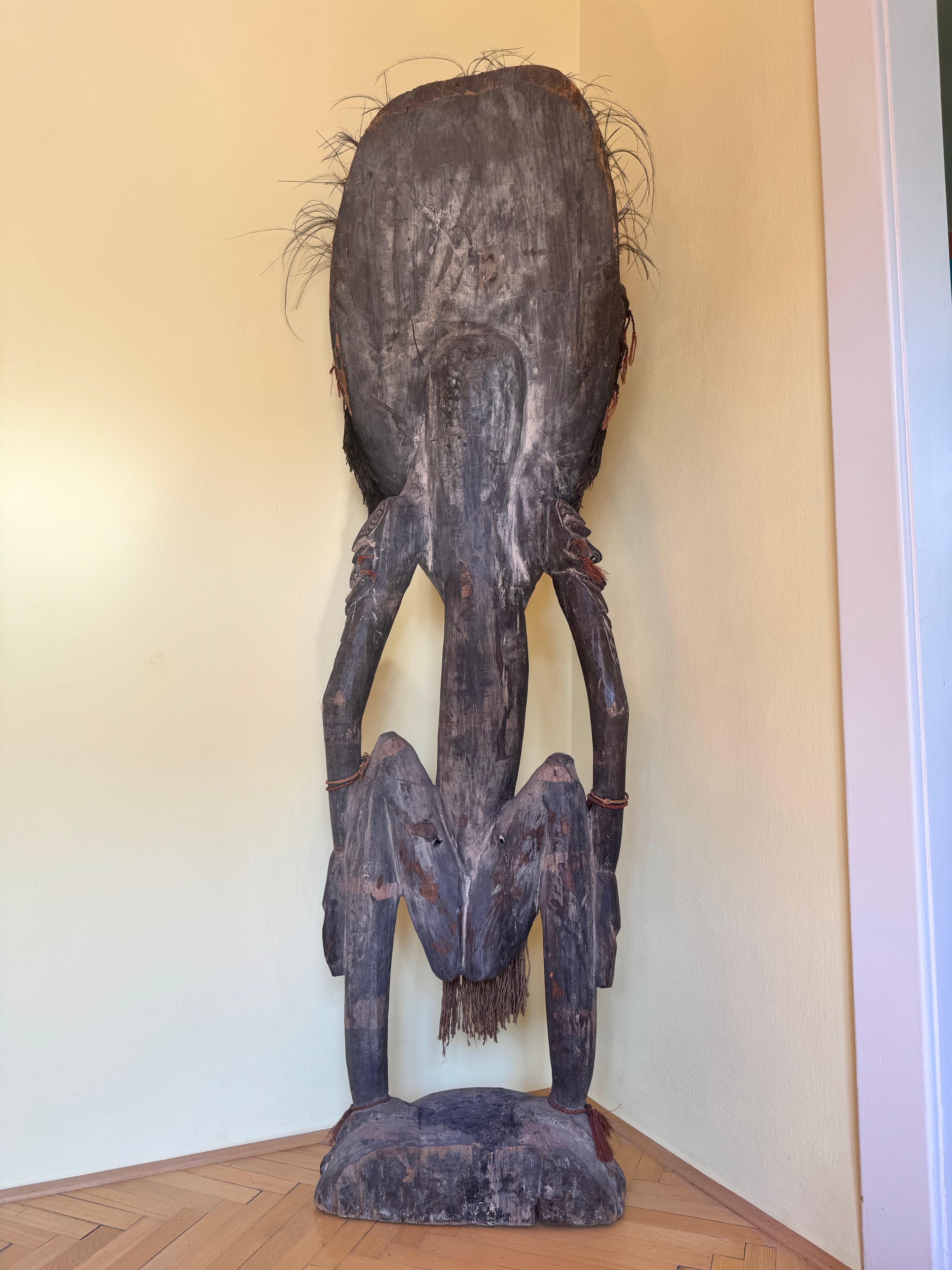 Figura monumental de espíritu de Papúa Nueva Guinea, mediados del siglo XX Papú neoguineano en venta