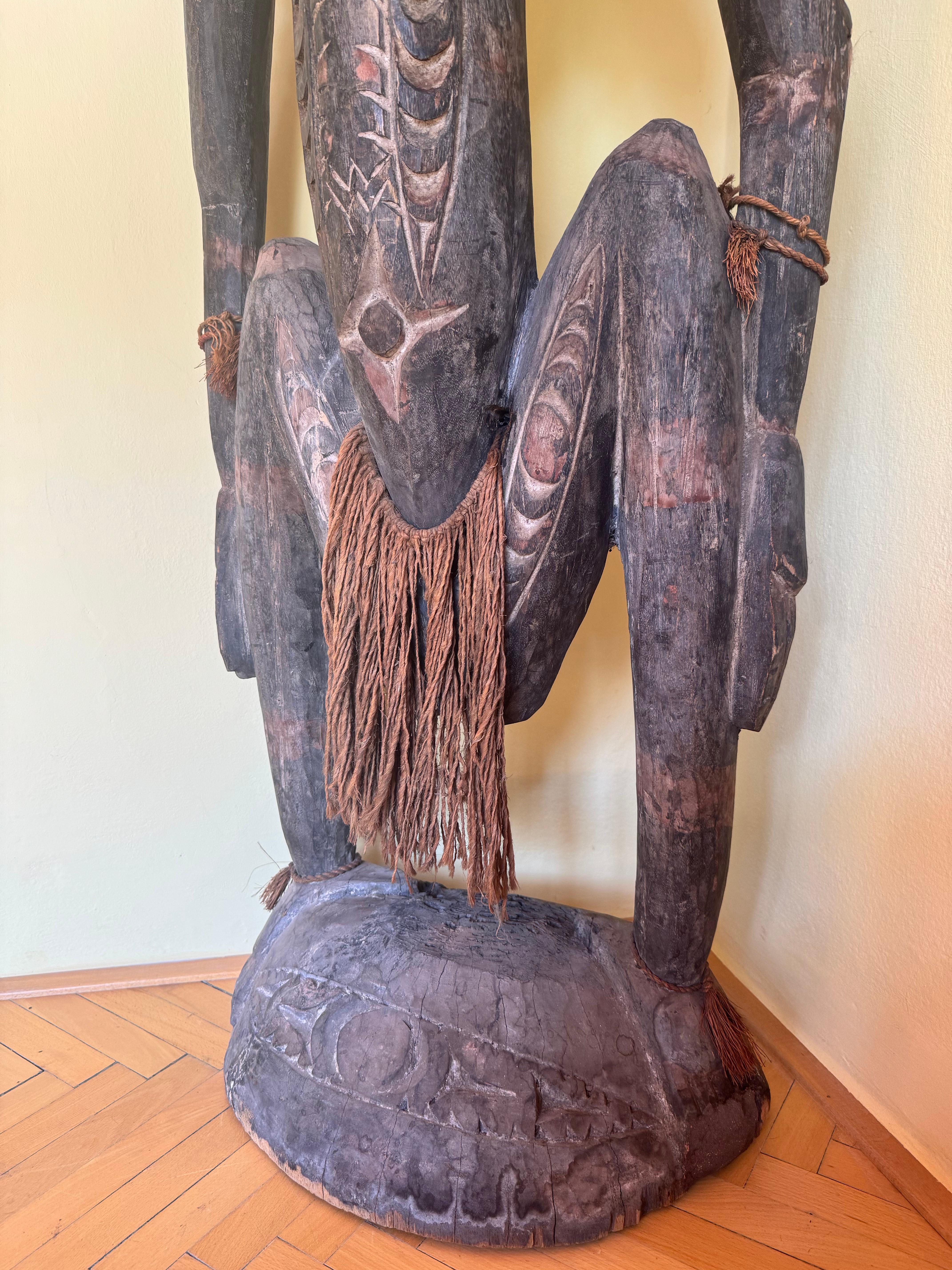 Figura monumental de espíritu de Papúa Nueva Guinea, mediados del siglo XX Tallado a mano en venta