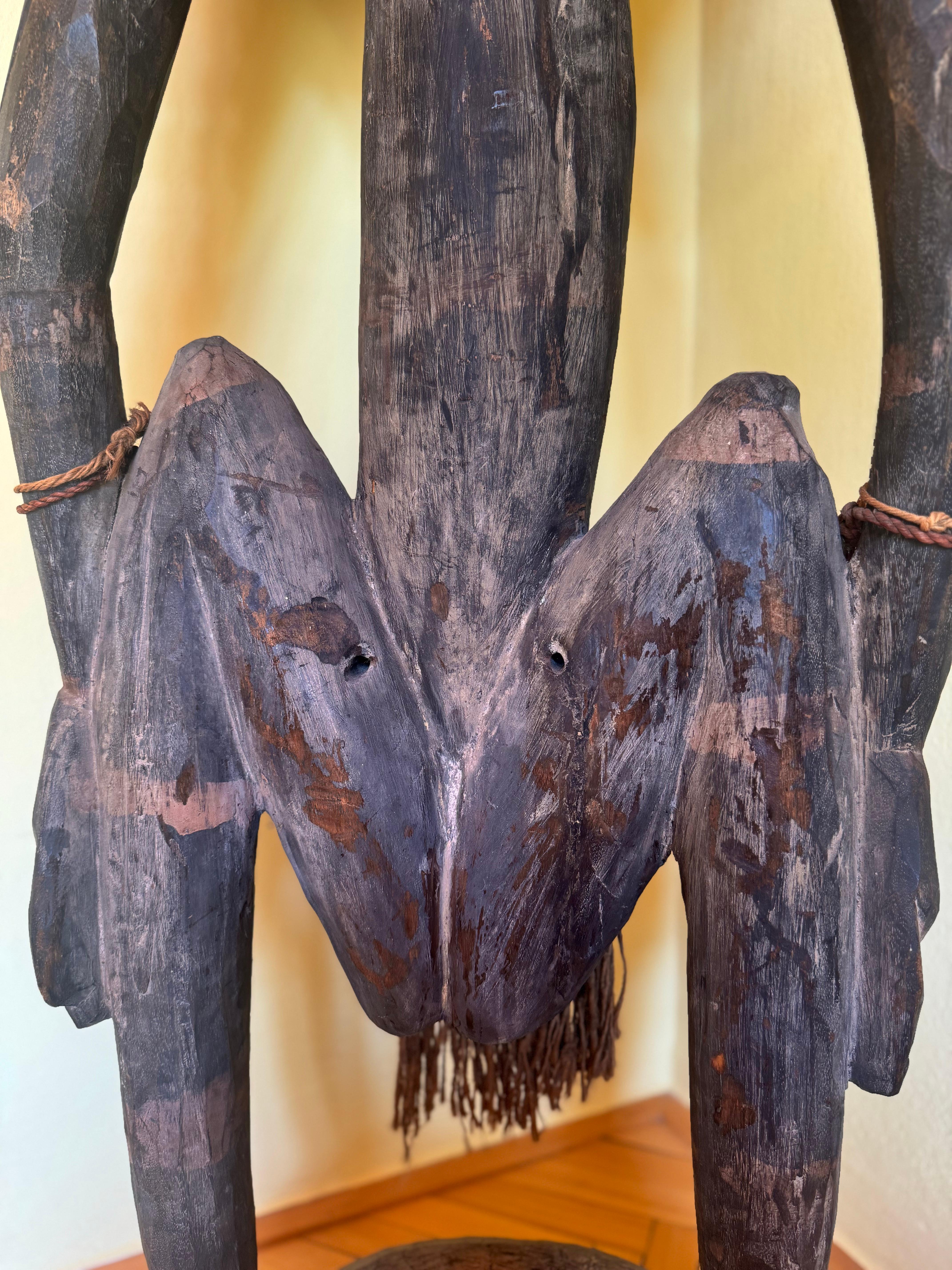 Figura monumental de espíritu de Papúa Nueva Guinea, mediados del siglo XX Madera dura en venta