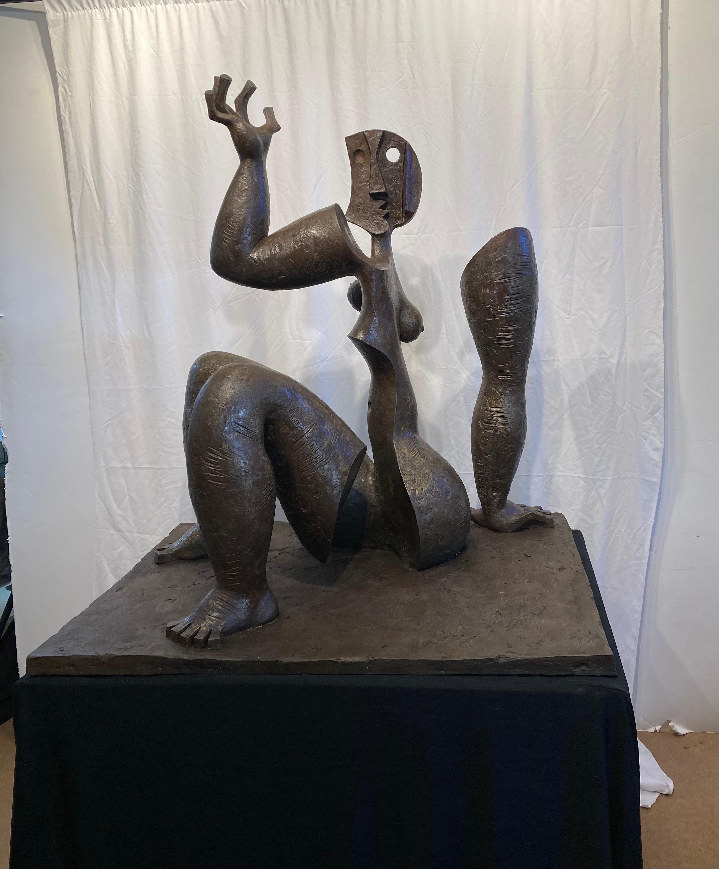 Abstraction monumentale en bronze d'un nu féminin par le 