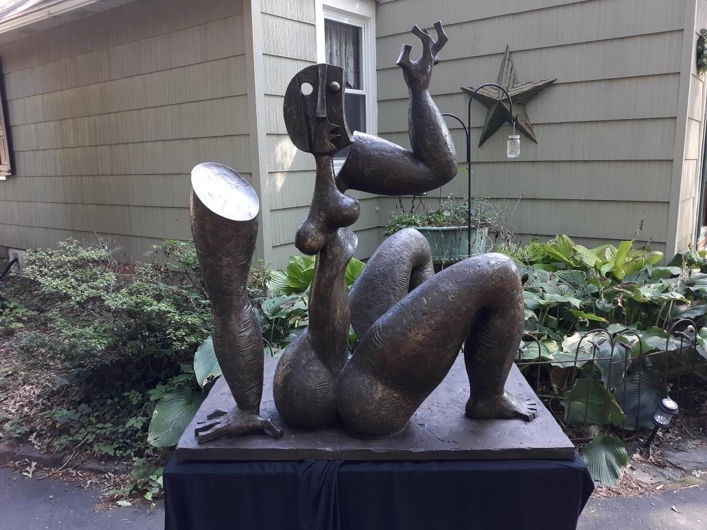 Monumentale abstrakte Skulptur eines weiblichen Aktes aus patinierter Bronze von Byron Gálvez (Patiniert) im Angebot