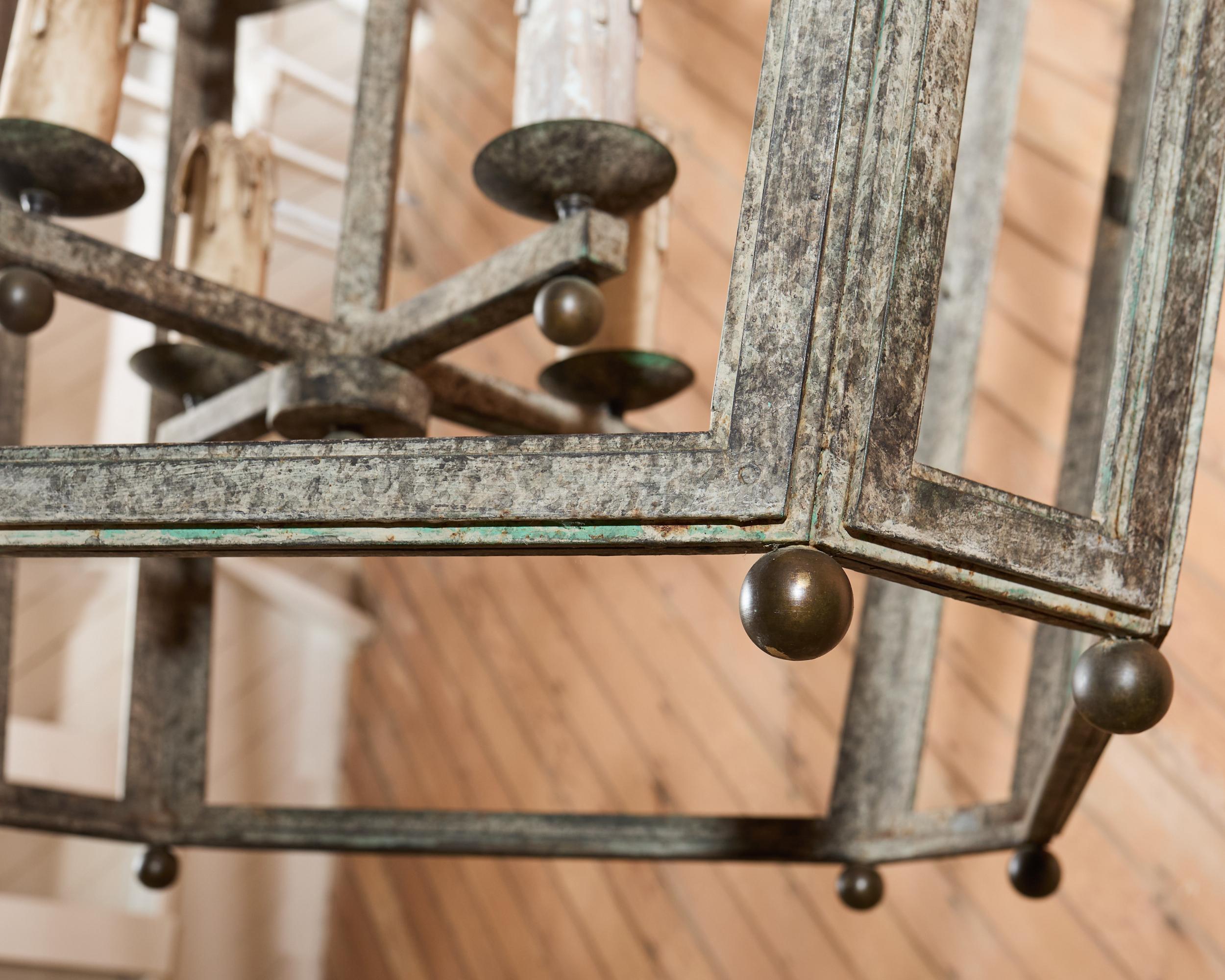 Lanterne monumentale en bronze et fer patiné de style néoclassique en vente 2