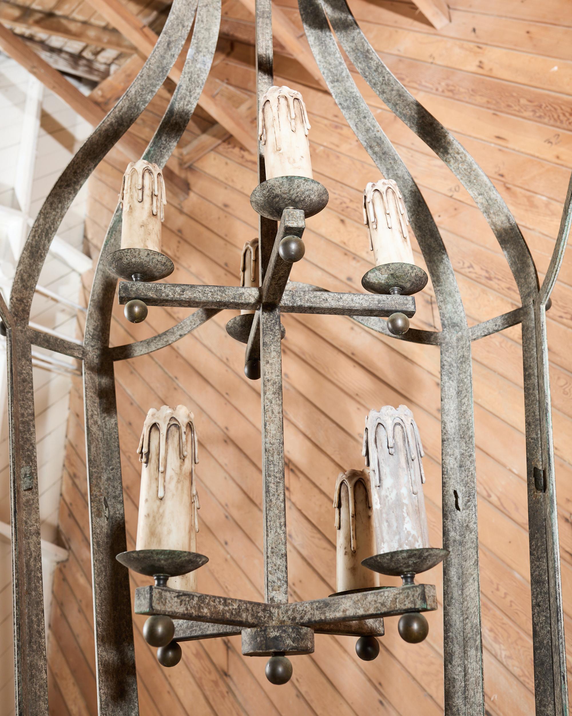 Lanterne monumentale en bronze et fer patiné de style néoclassique en vente 3