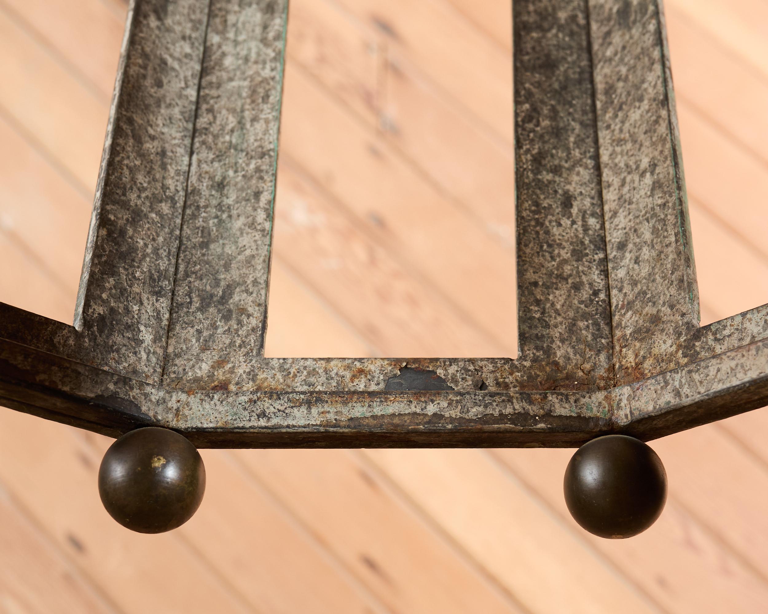 Lanterne monumentale en bronze et fer patiné de style néoclassique en vente 5