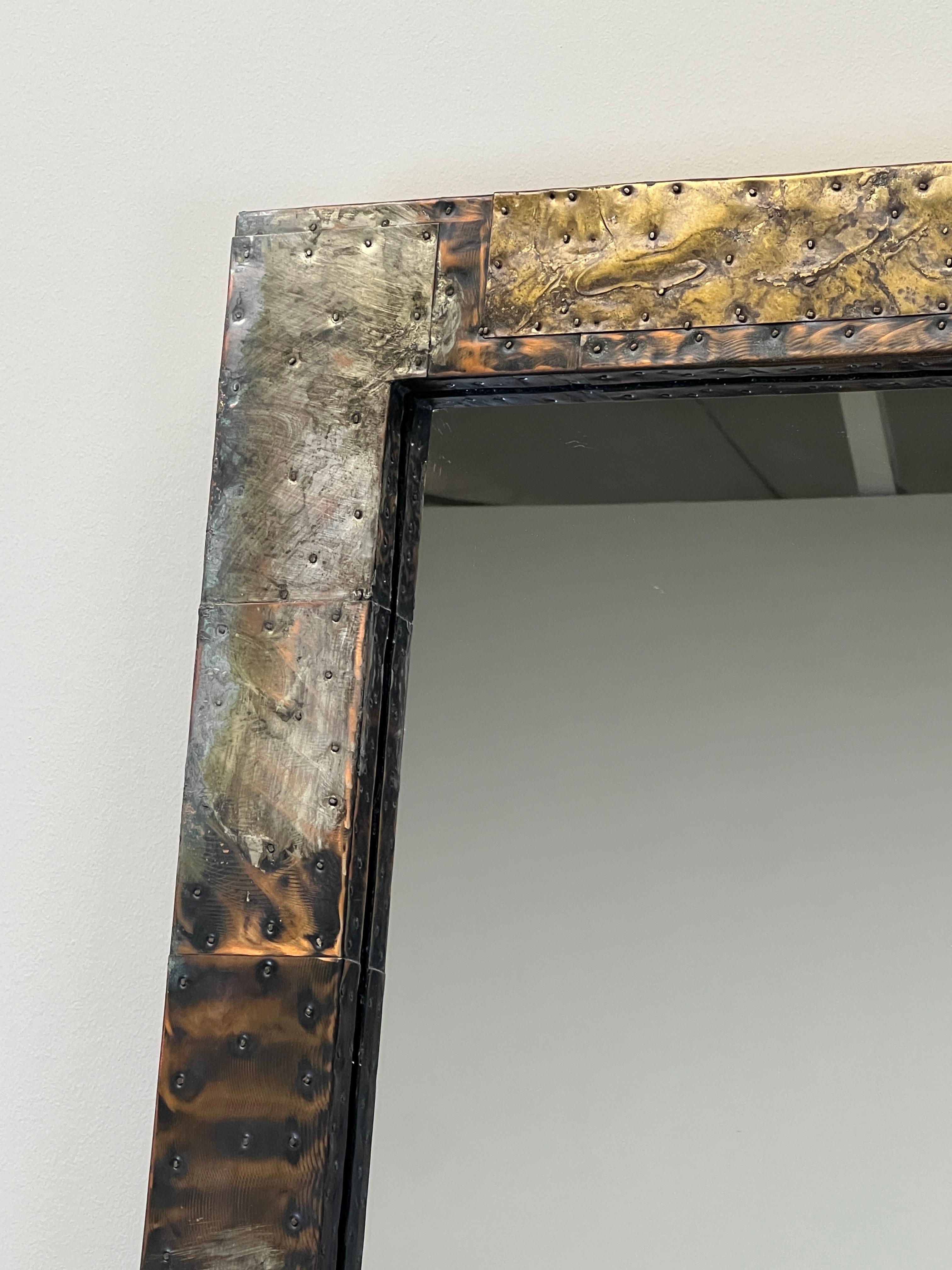 Un miroir monumental et rare de Paul Evans pour Directional. Patchwork de laiton, de cuivre et de bronze avec une belle patine. 