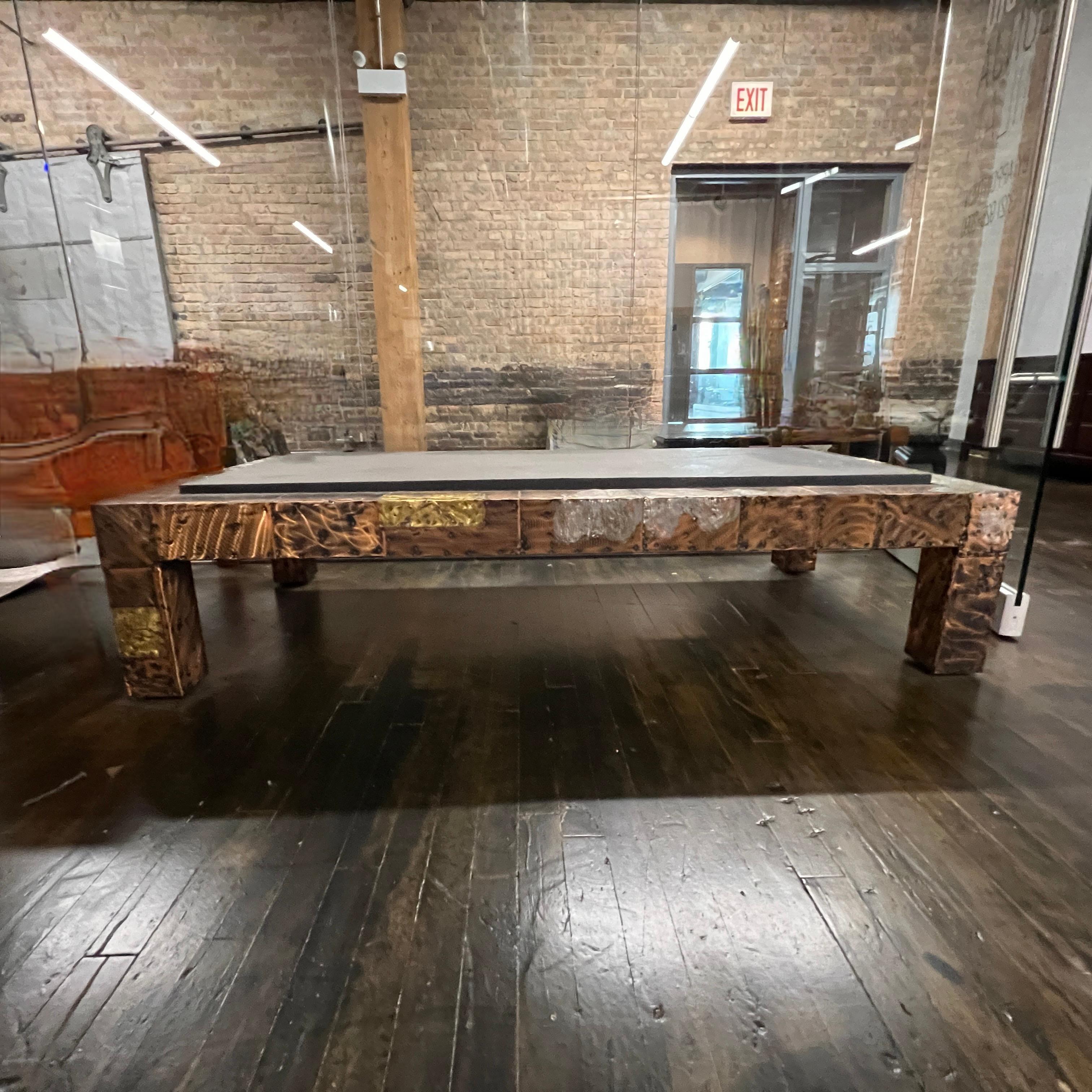 Superbe table basse en patchwork de Paul Evans for Directional, aux dimensions impressionnantes, avec insert en ardoise massive. Le morceau texturé d'ardoise lourde est dans un état vintage merveilleux avec juste un petit éclat sur un bord qui n'est