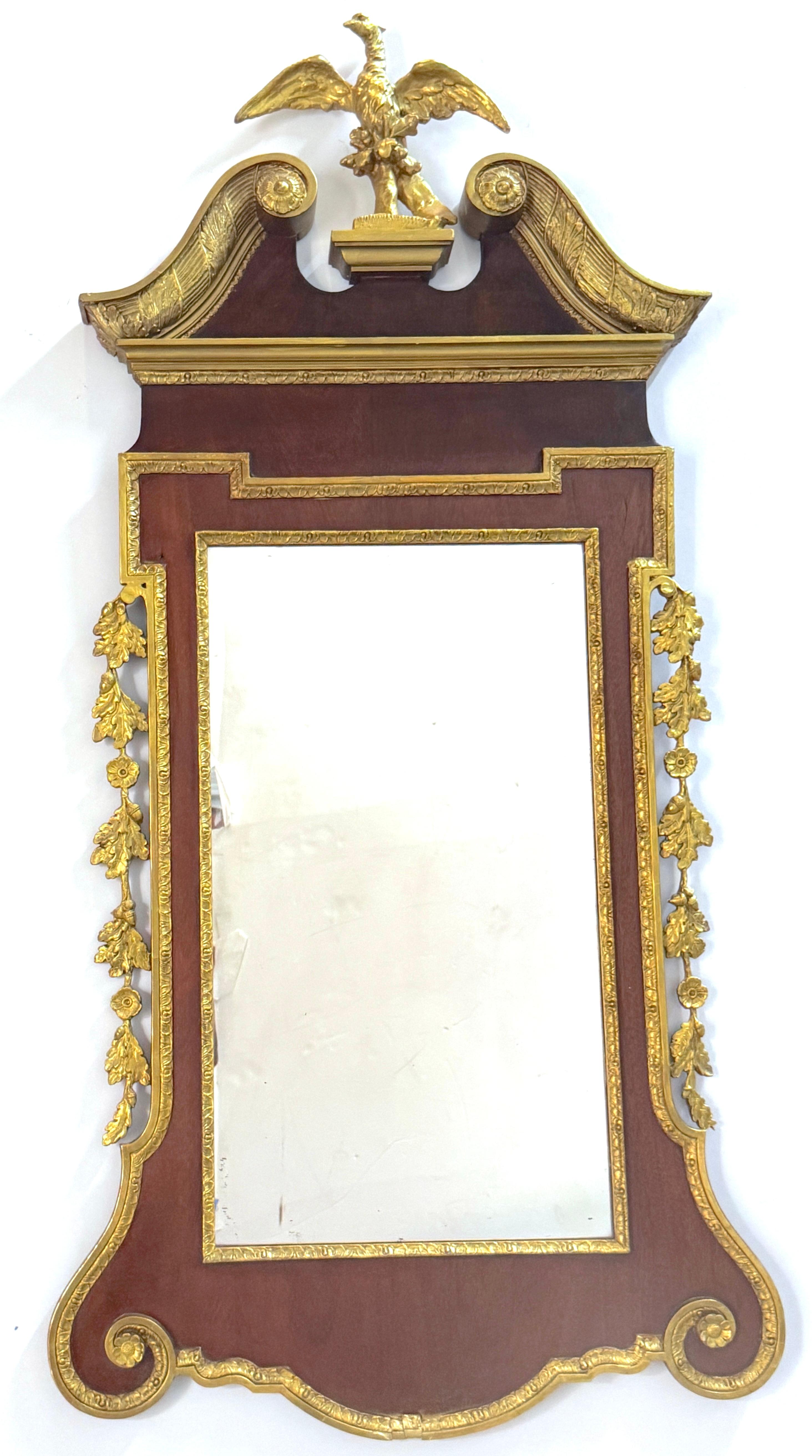 Miroir monumental à aigle en acajou et doré avec guirlandes de chêne, attribué à l'atelier de John Pollard à Philadelphie, vers 1800

Un miroir monumental et magistralement sculpté en bois doré et en acajou de style fédéral américain, attribué à un