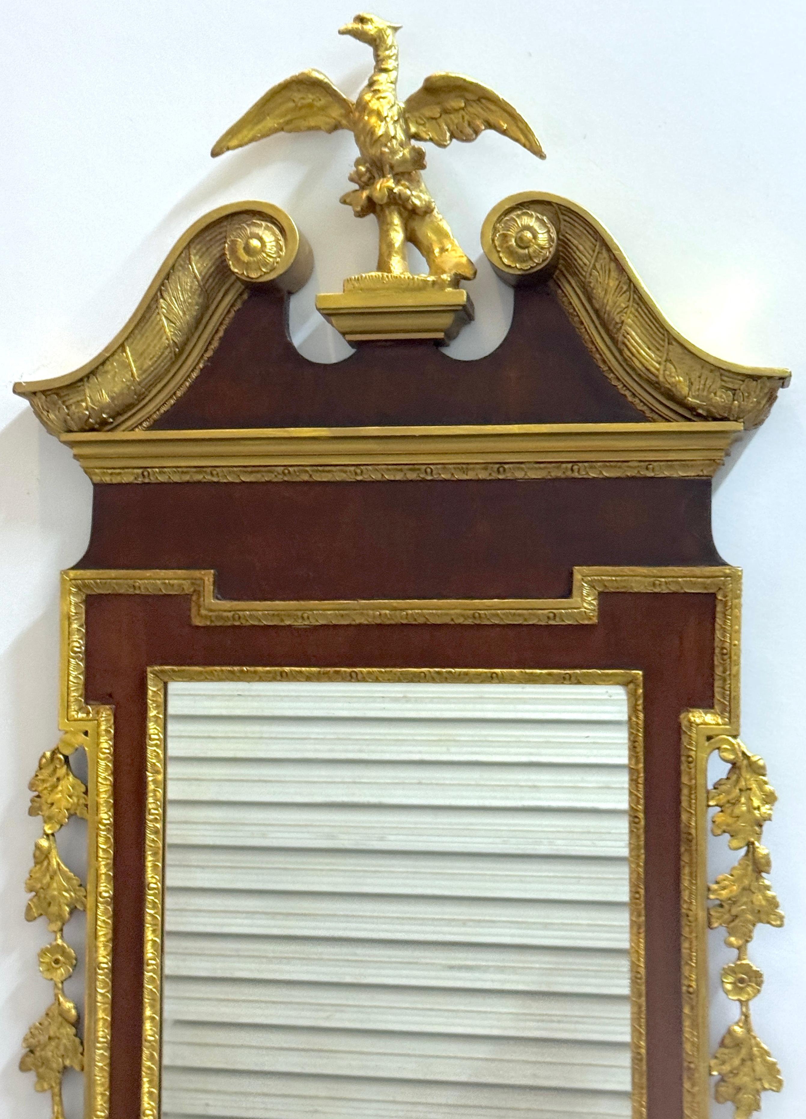 Sculpté à la main Monumental miroir aigle en acajou et doré de la période fédérale de Philadelphie en vente
