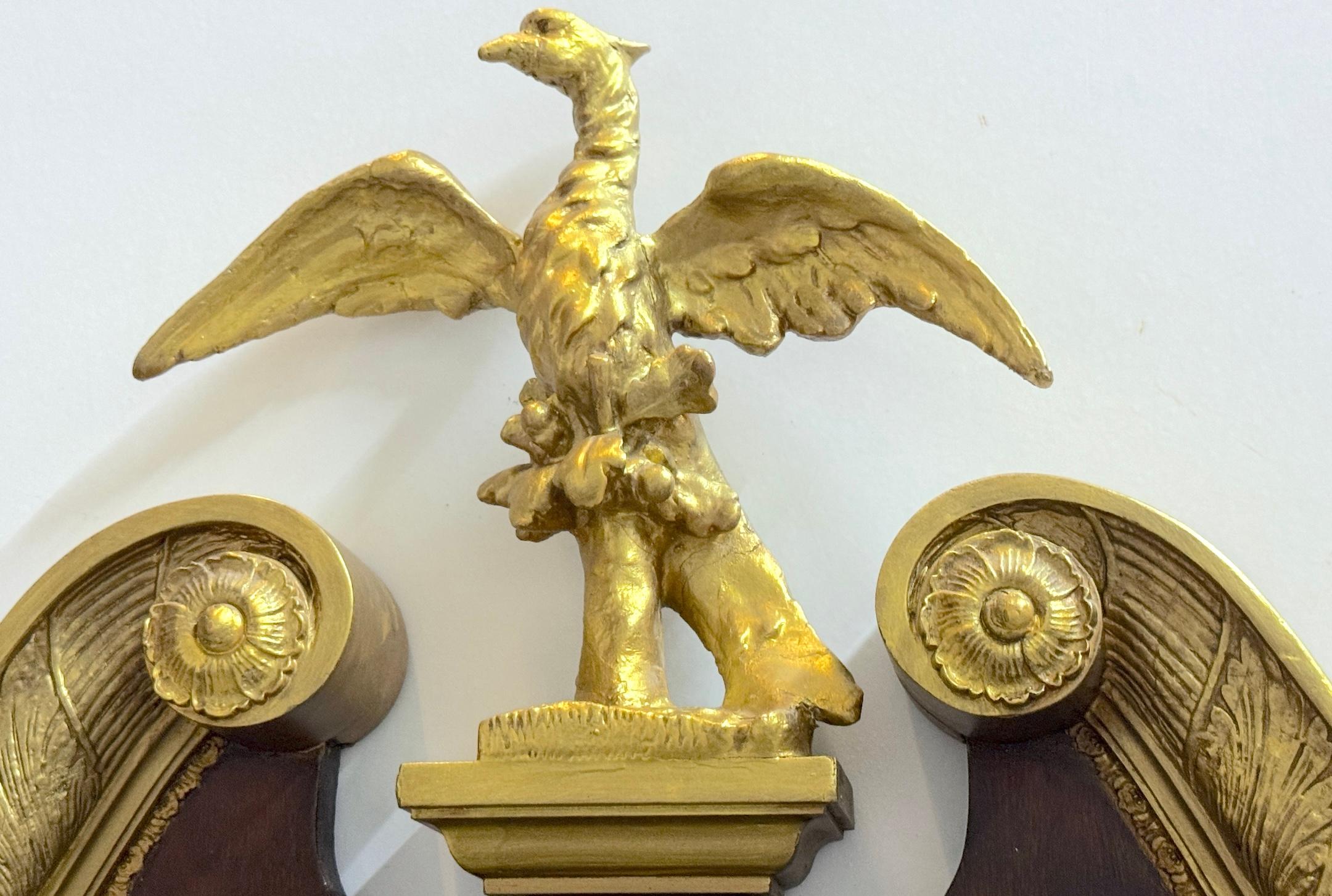 Monumental miroir aigle en acajou et doré de la période fédérale de Philadelphie Bon état - En vente à West Palm Beach, FL