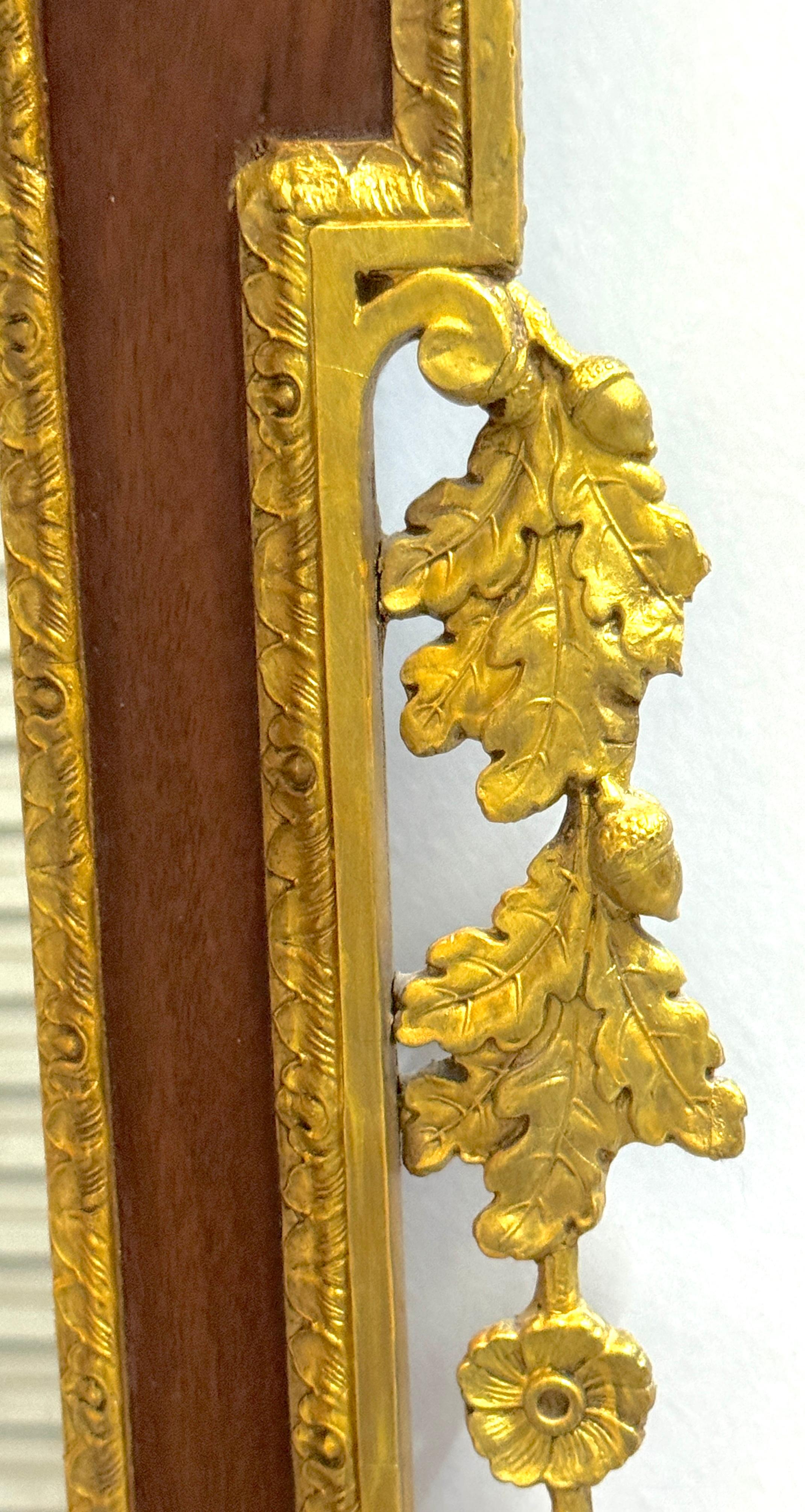 XIXe siècle Monumental miroir aigle en acajou et doré de la période fédérale de Philadelphie en vente