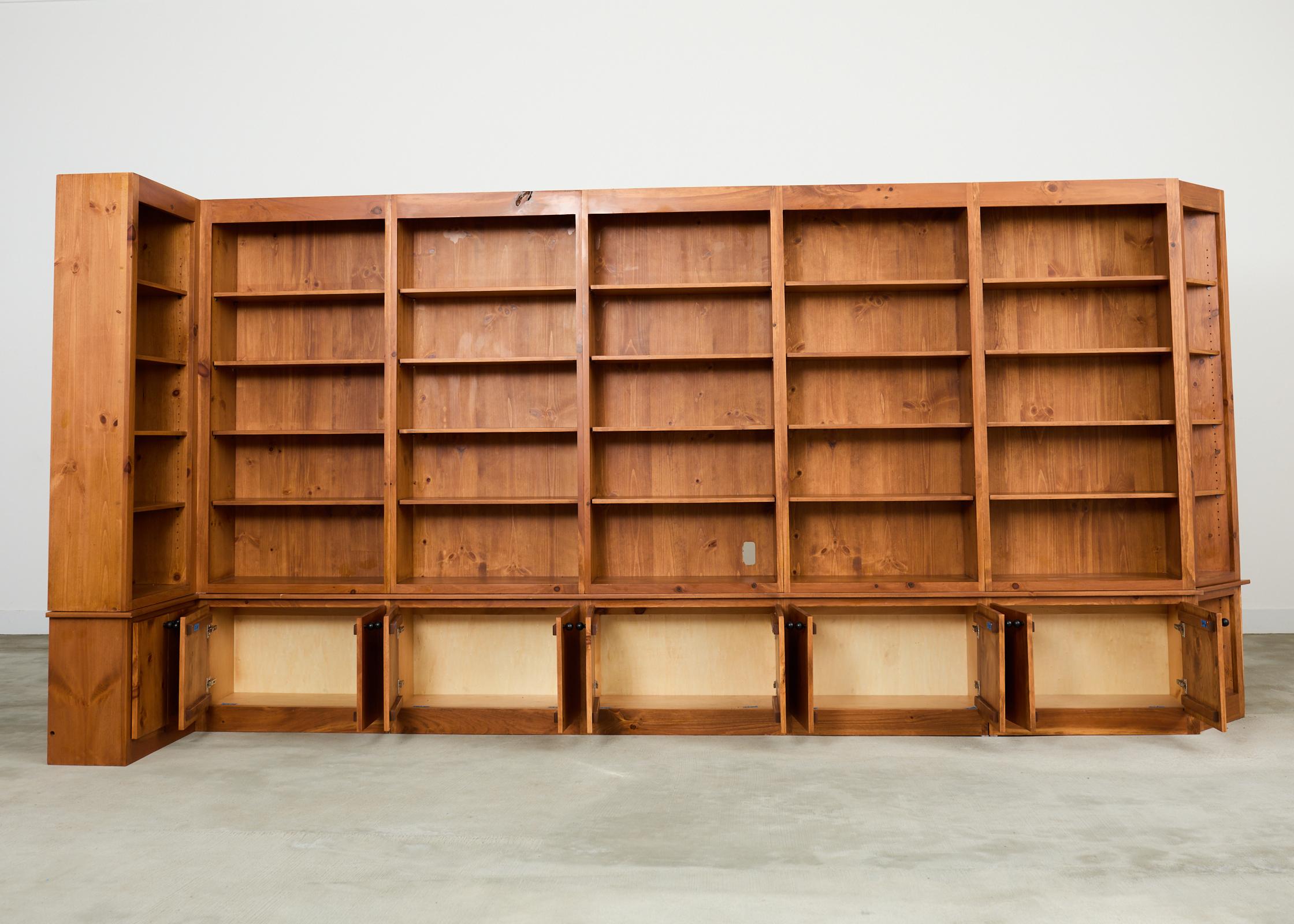 Libreria Monumentale in pino, libreria sezionale a muro 15 ft. in vendita 2