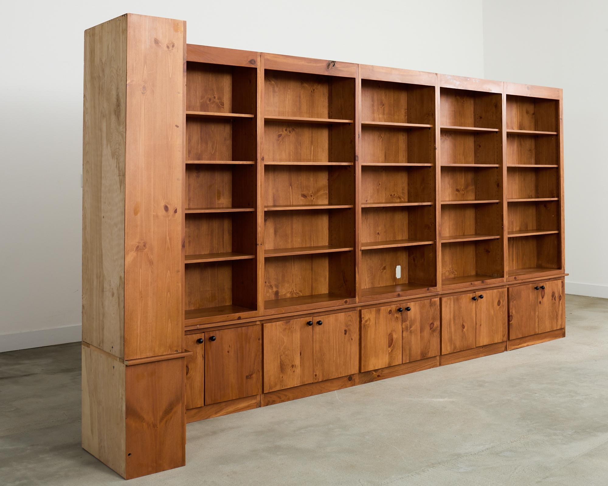 Moderno Libreria Monumentale in pino, libreria sezionale a muro 15 ft. in vendita