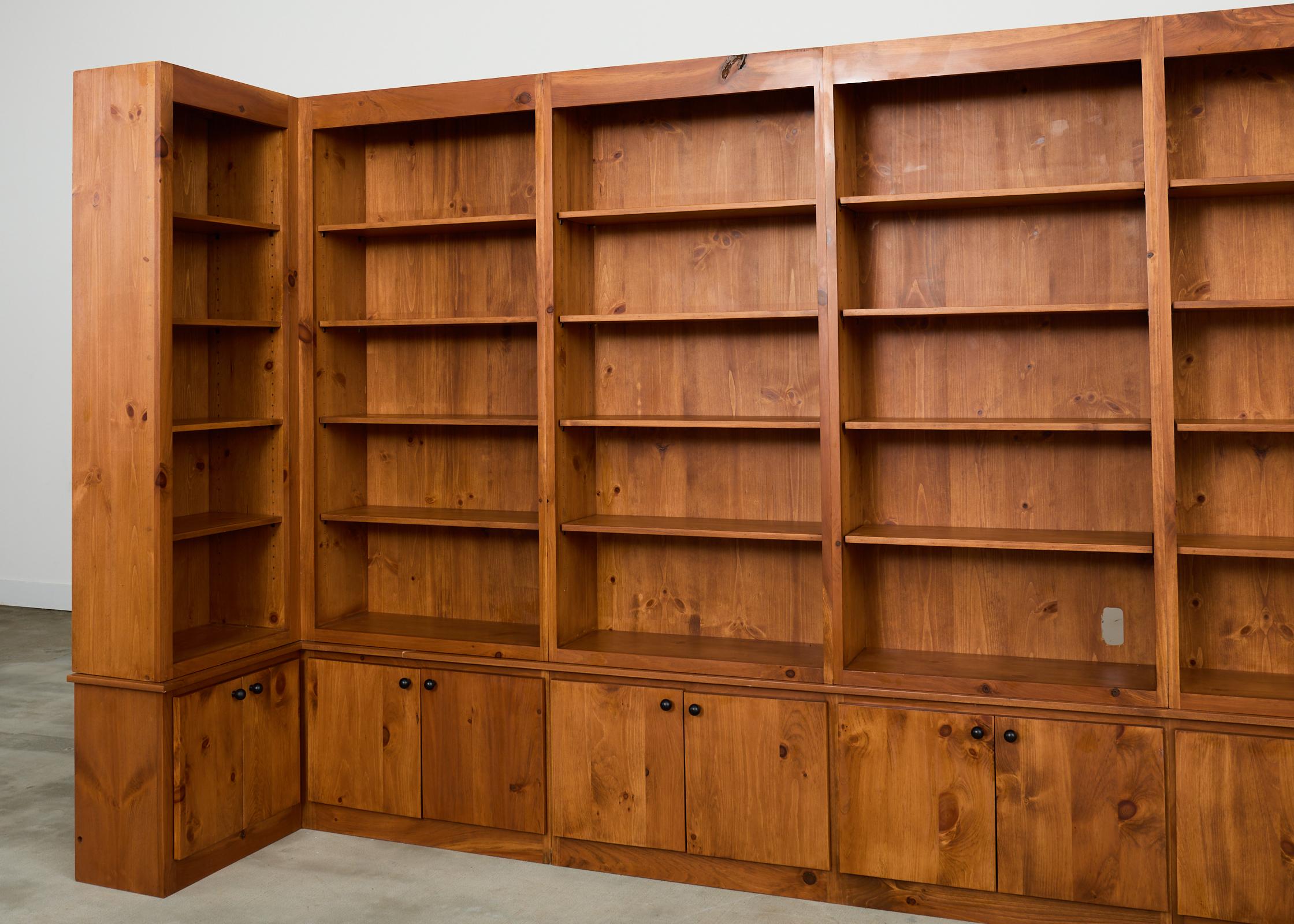 Americano Libreria Monumentale in pino, libreria sezionale a muro 15 ft. in vendita