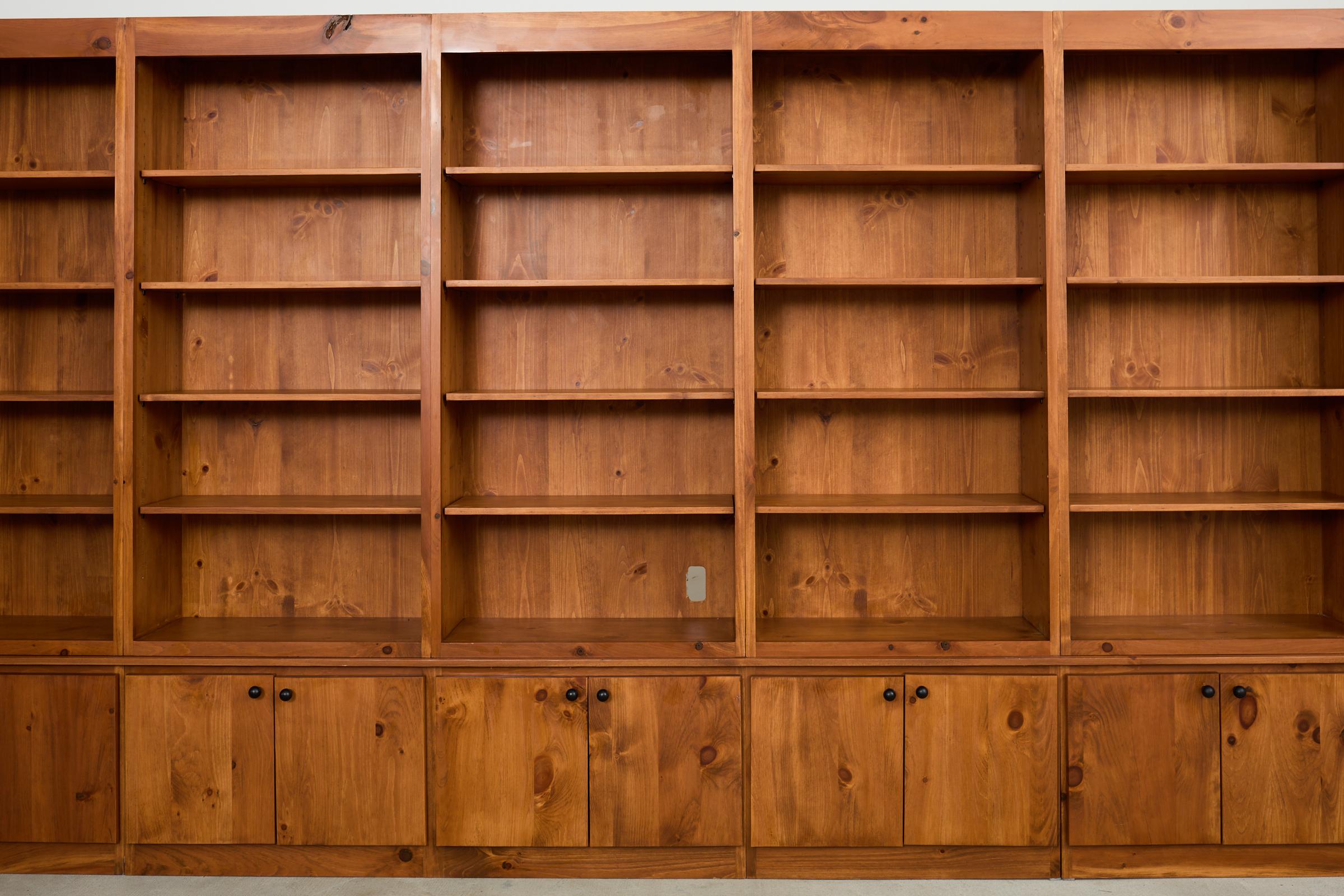 Fatto a mano Libreria Monumentale in pino, libreria sezionale a muro 15 ft. in vendita
