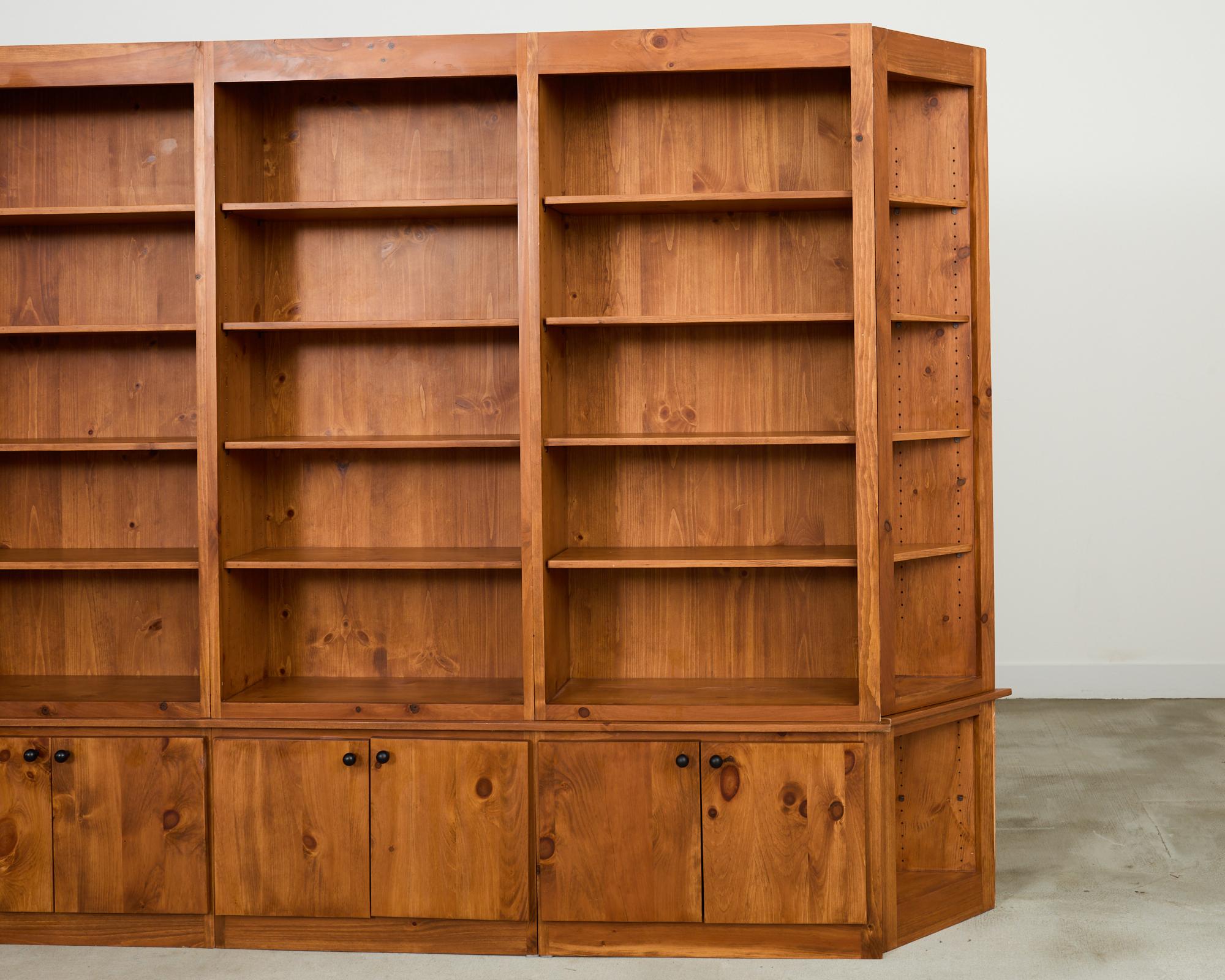 Libreria Monumentale in pino, libreria sezionale a muro 15 ft. In condizioni buone in vendita a Rio Vista, CA