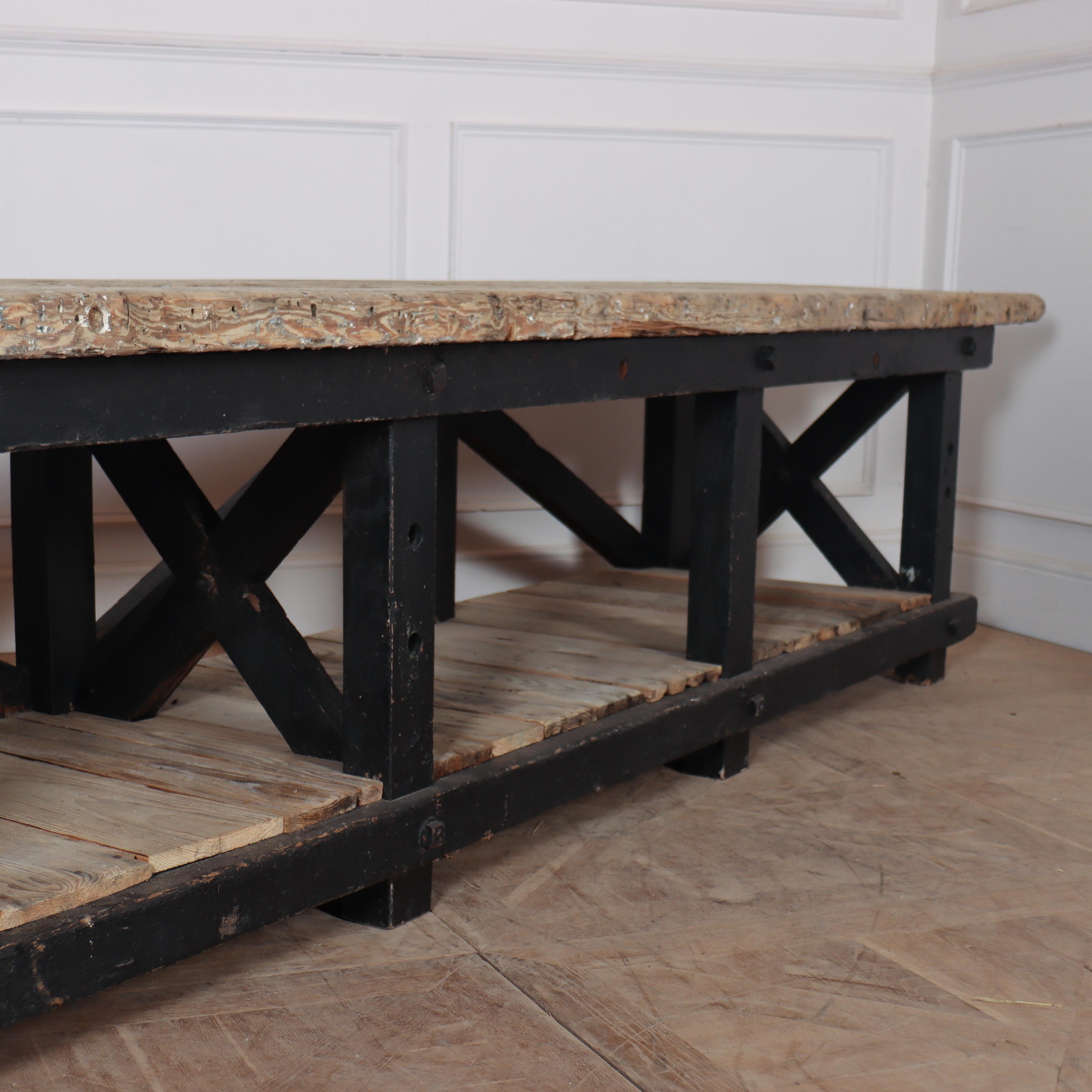 Monumental Pine Display Table In Fair Condition For Sale In Leamington Spa, Warwickshire