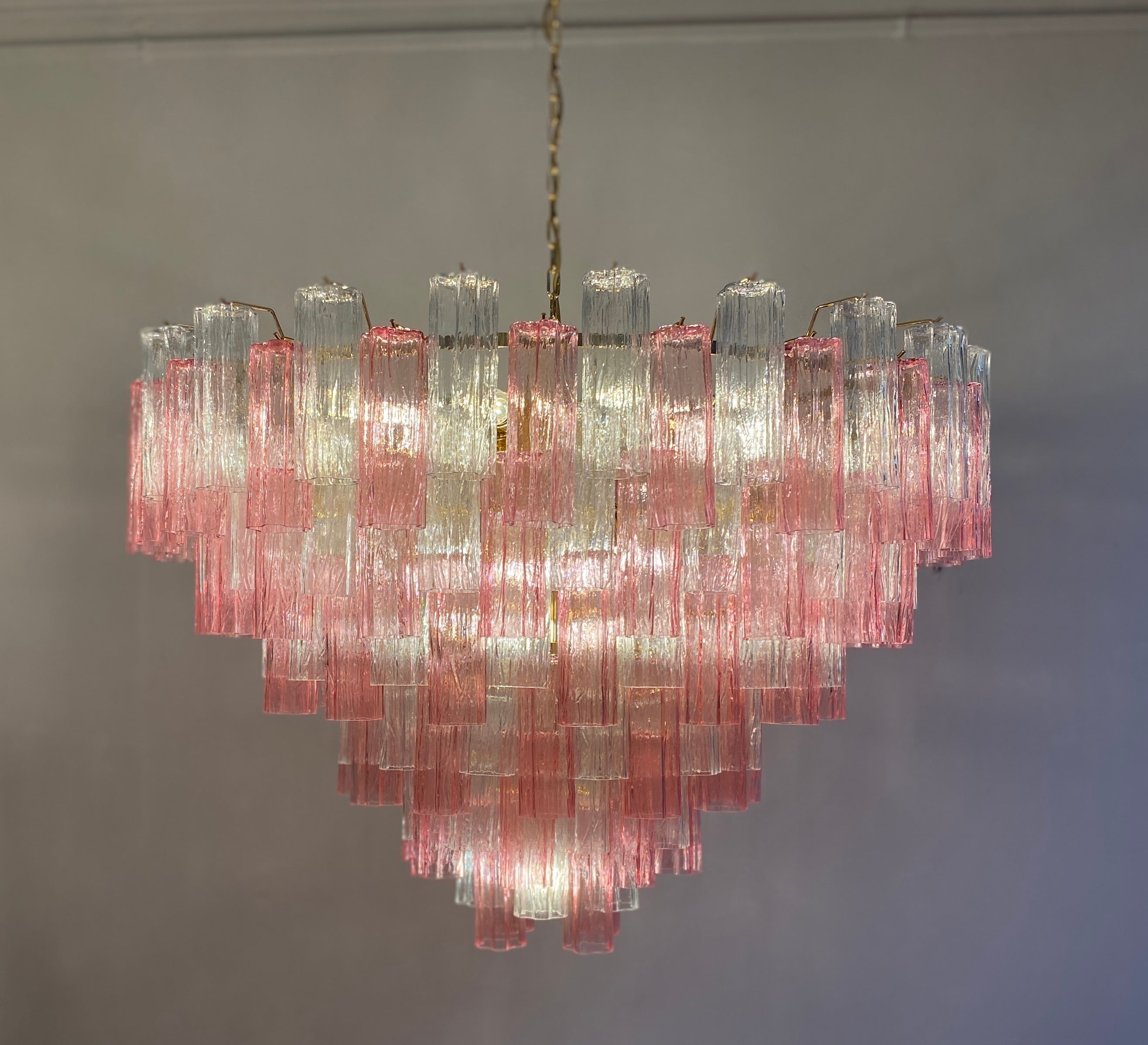 Ce lustre remarquable est composé de 162  Verre de Murano soufflé à la bouche 'Tronchi' rose et transparent  .
Chaque verre  20 cm de haut. 
21 E 27 ampoules.\N- 4W
Mesures : Hauteur sans chaîne diamètre ( cm 80 ) 31,5 pouces avec chaîne( cm 140)