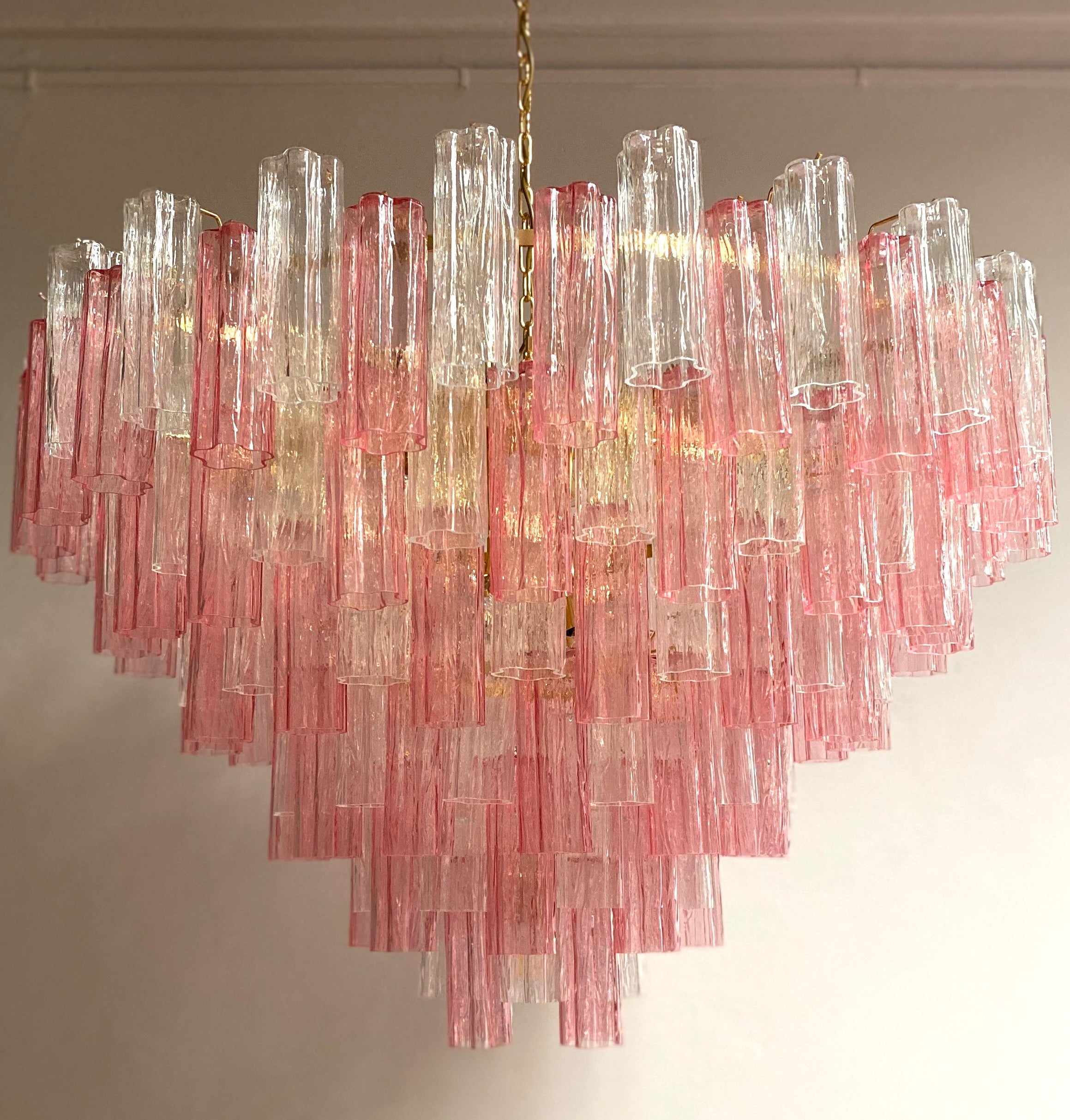 italien Monumental lustre ou plafonnier Tronchi en verre de Murano rose et transparent en vente