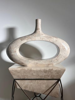 Monumentale vaso da centrotavola postmoderno in pietra intarsiata, fine XX secolo