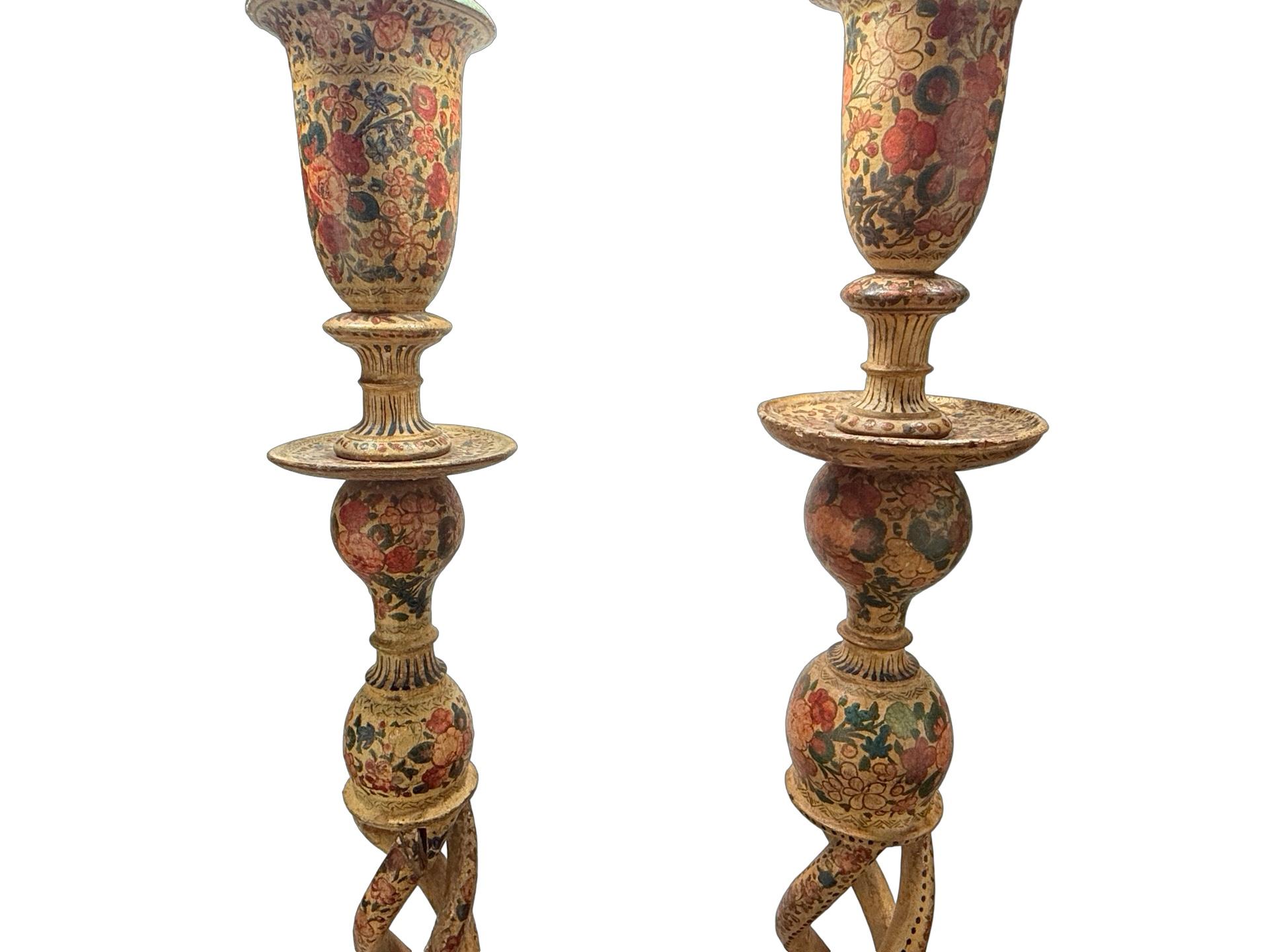 Paire de chandeliers monumentaux du XIXe siècle, fabriqués de main de maître en papier mâché richement laqué et peint à la main. Remarquables à la fois par leur taille - chacun mesure 36,5 pouces de hauteur - et par la complexité de leur exécution
