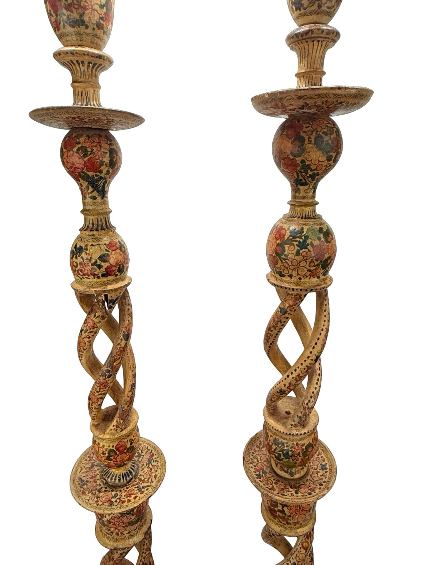 XIXe siècle Chandeliers de sol monumentaux en papier mâché laqué du Cachemire, Pr. 19e siècle en vente