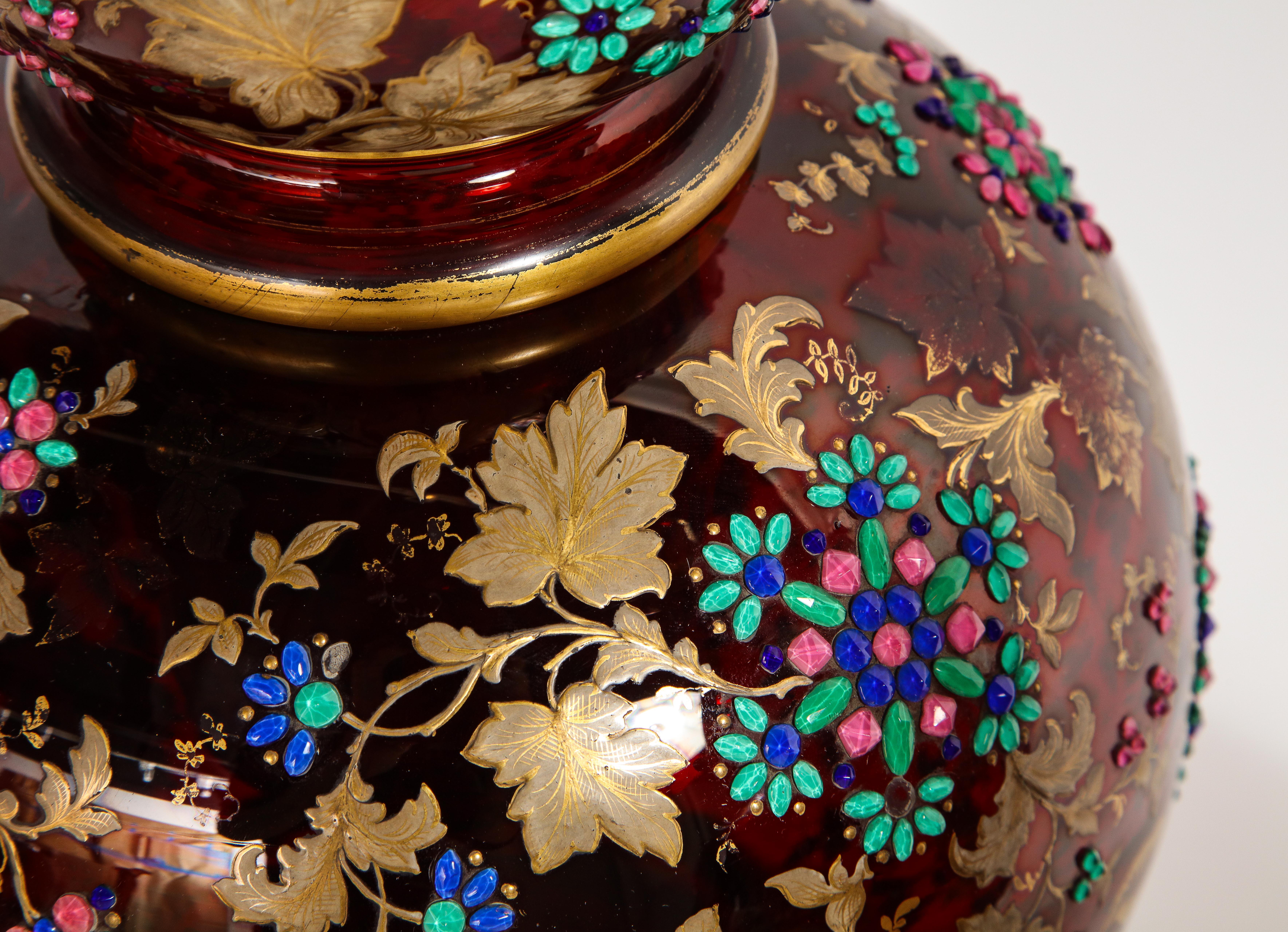 Monumentale Pr Moser juwelenbesetzte Rubin-rote Overlay-Vasen, zweiteilig, 24k Gold, emaillierte Vasen im Angebot 3
