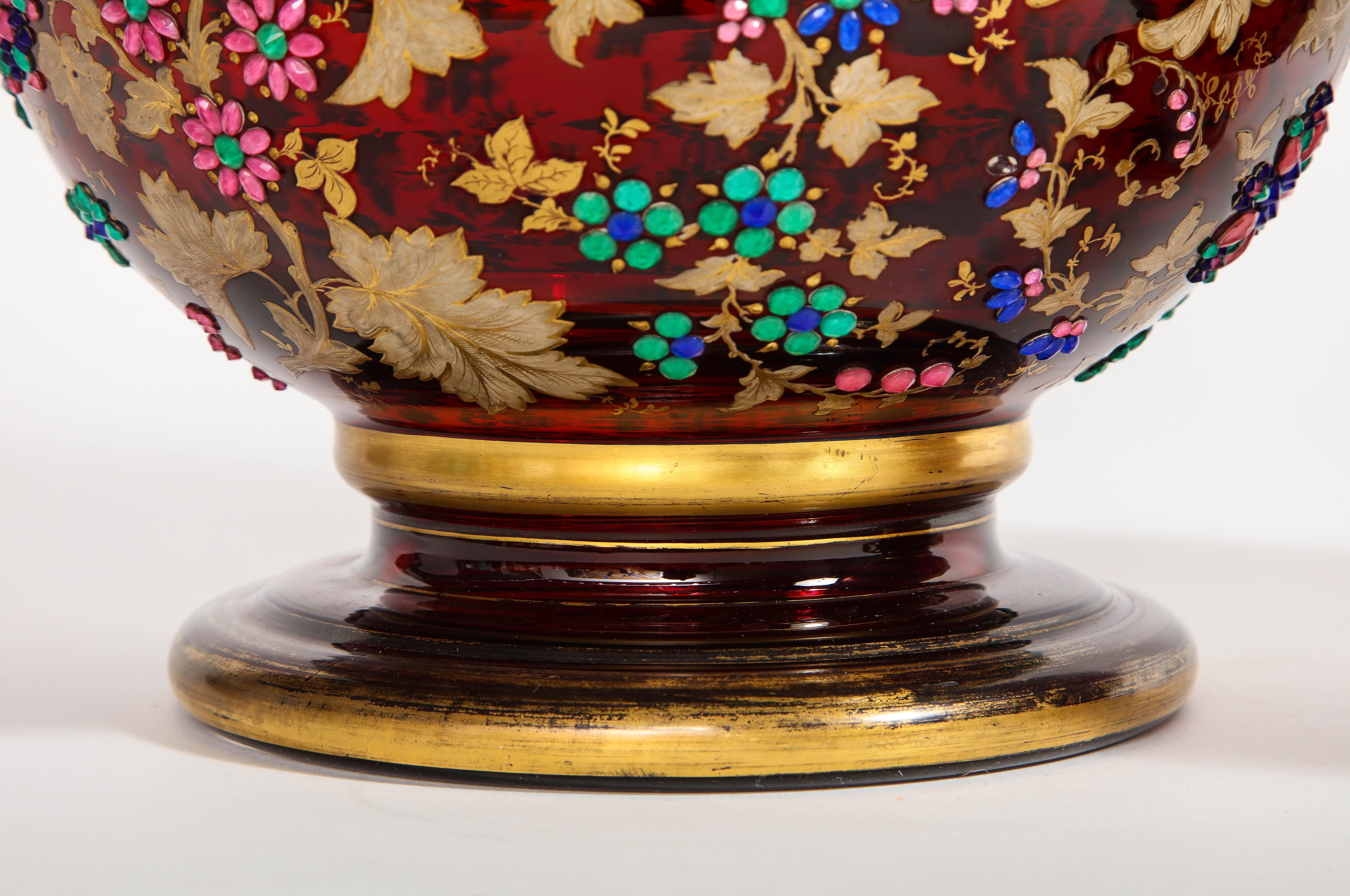Monumentale Pr Moser juwelenbesetzte Rubin-rote Overlay-Vasen, zweiteilig, 24k Gold, emaillierte Vasen im Angebot 11
