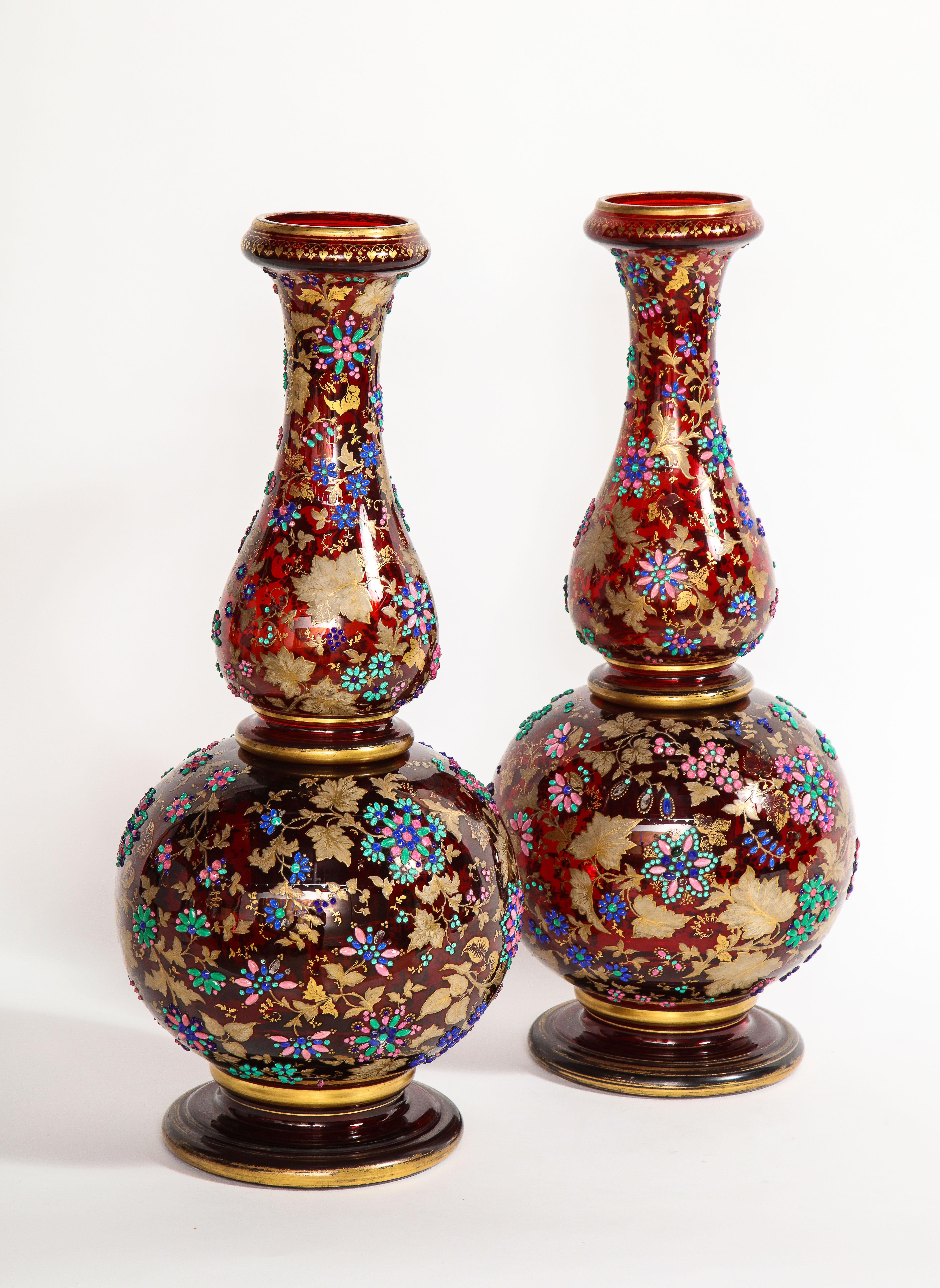 Monumentale Pr Moser juwelenbesetzte Rubin-rote Overlay-Vasen, zweiteilig, 24k Gold, emaillierte Vasen (Louis XVI.) im Angebot