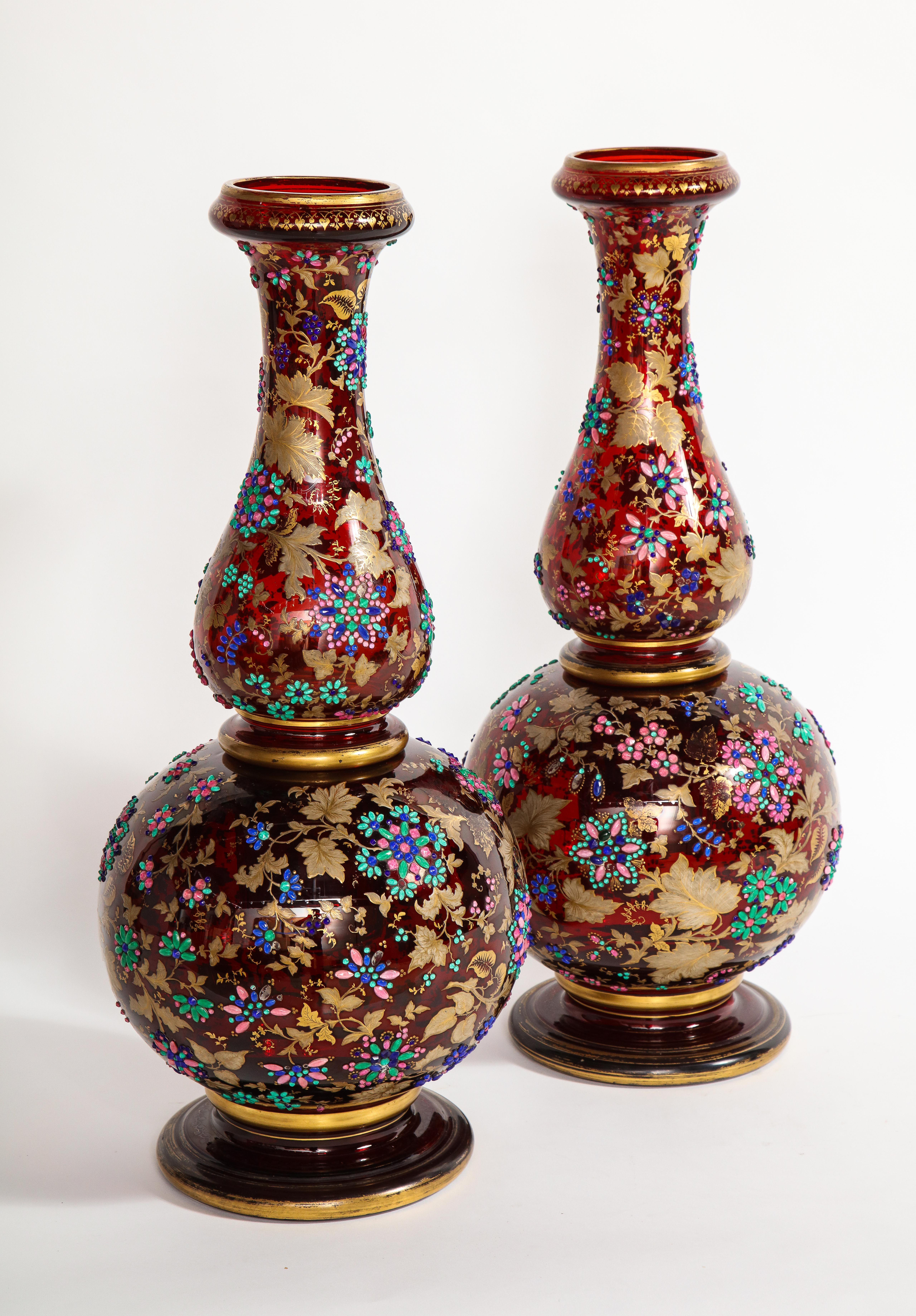 Monumentale Pr Moser juwelenbesetzte Rubin-rote Overlay-Vasen, zweiteilig, 24k Gold, emaillierte Vasen (Tschechisch) im Angebot