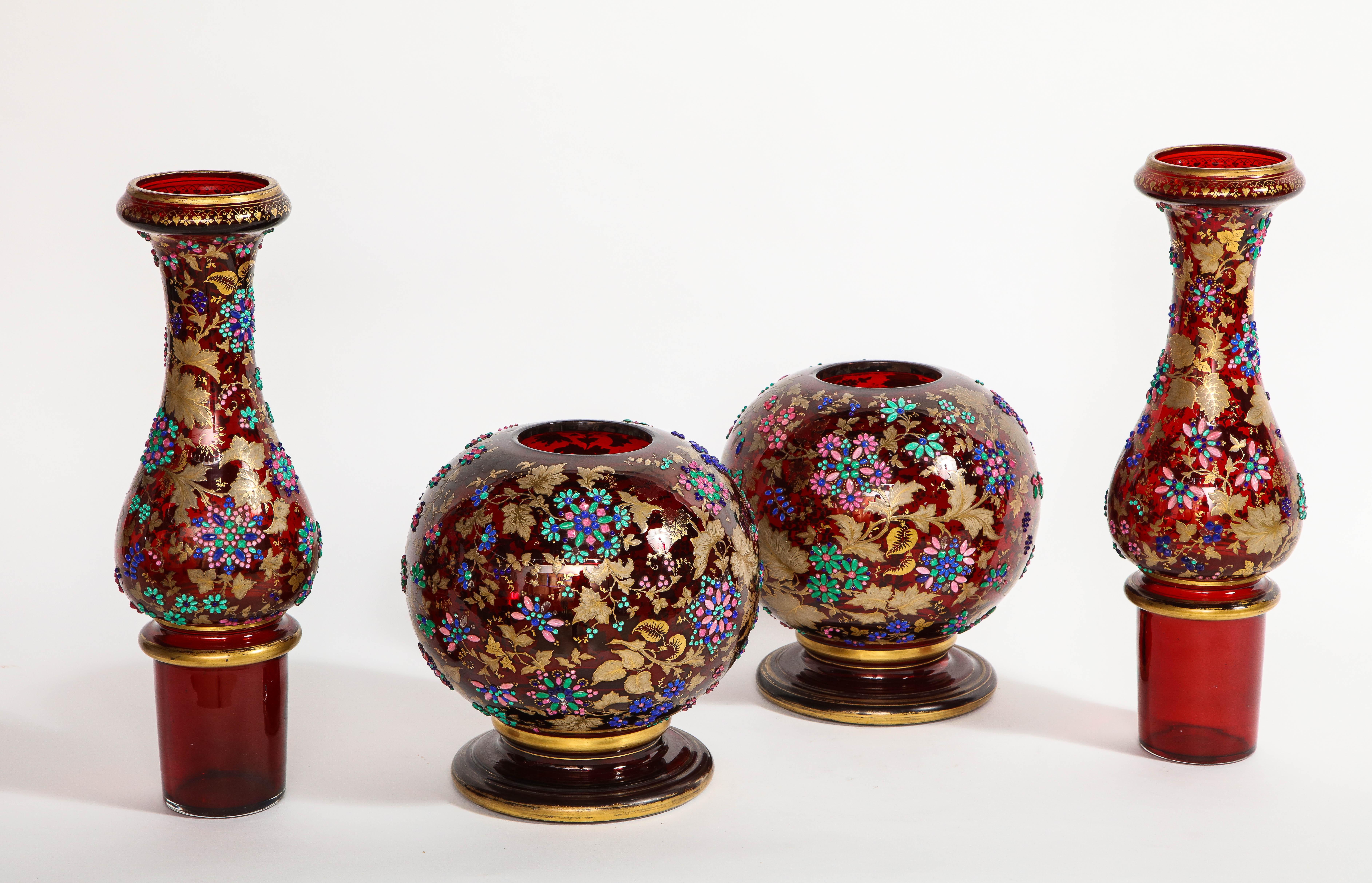Monumentale Pr Moser juwelenbesetzte Rubin-rote Overlay-Vasen, zweiteilig, 24k Gold, emaillierte Vasen (Handgefertigt) im Angebot