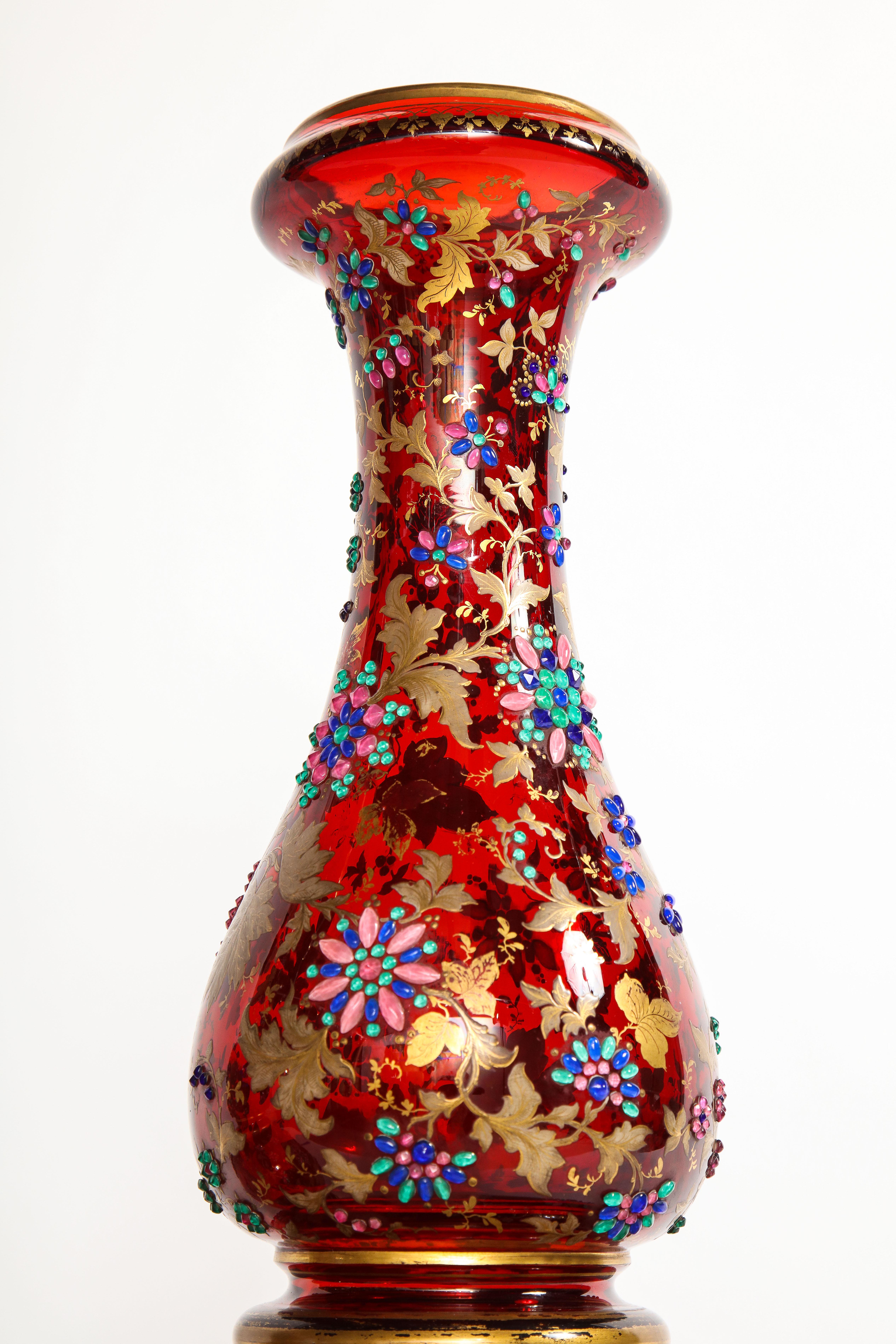 Monumentale Pr Moser juwelenbesetzte Rubin-rote Overlay-Vasen, zweiteilig, 24k Gold, emaillierte Vasen im Zustand „Gut“ im Angebot in New York, NY