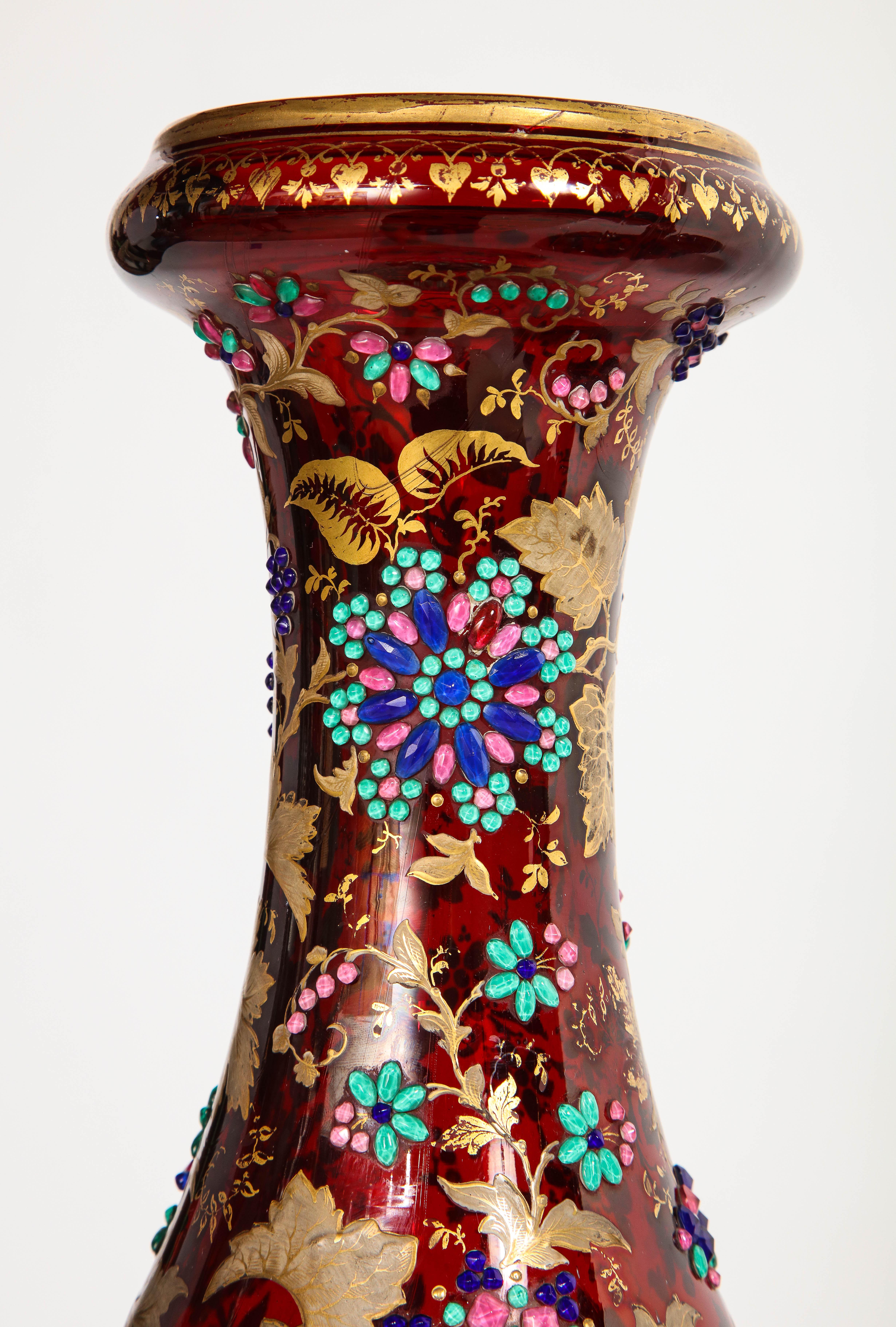 Monumentale Pr Moser juwelenbesetzte Rubin-rote Overlay-Vasen, zweiteilig, 24k Gold, emaillierte Vasen (Spätes 19. Jahrhundert) im Angebot