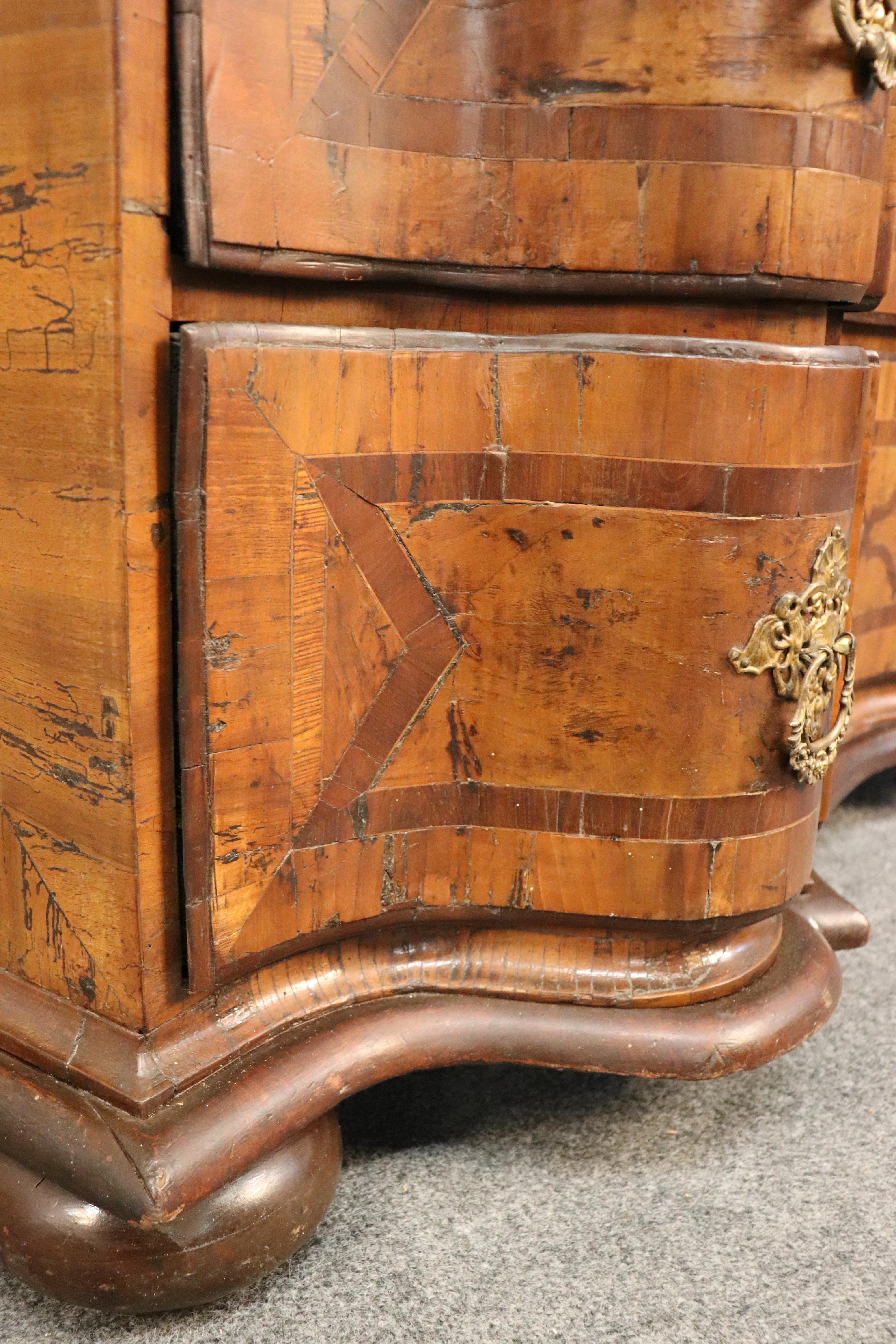 Monumentale e rara commode italiana intarsiata in legno d'ulivo e noce del periodo 1770 in vendita 5