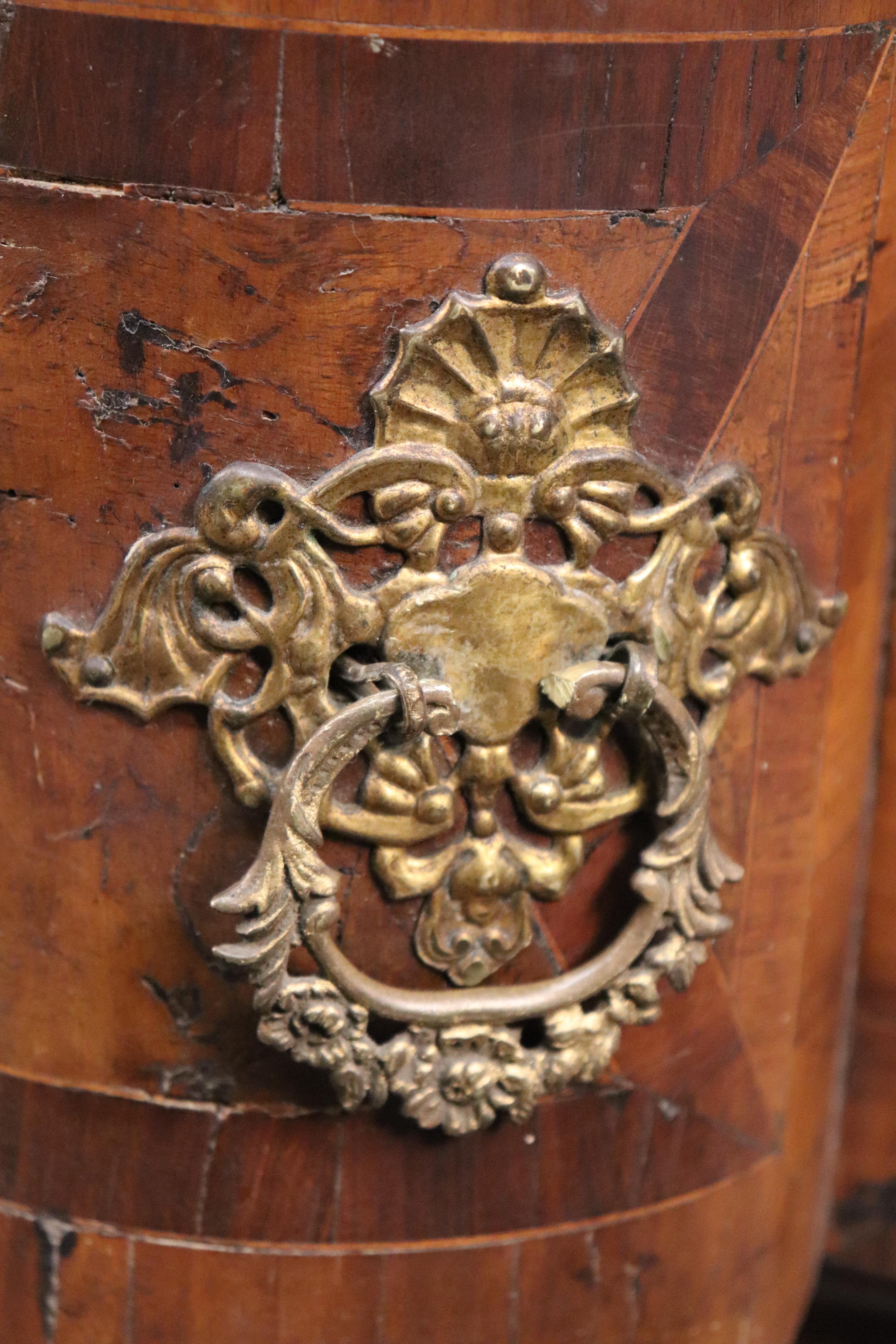 Monumentale e rara commode italiana intarsiata in legno d'ulivo e noce del periodo 1770 in vendita 7