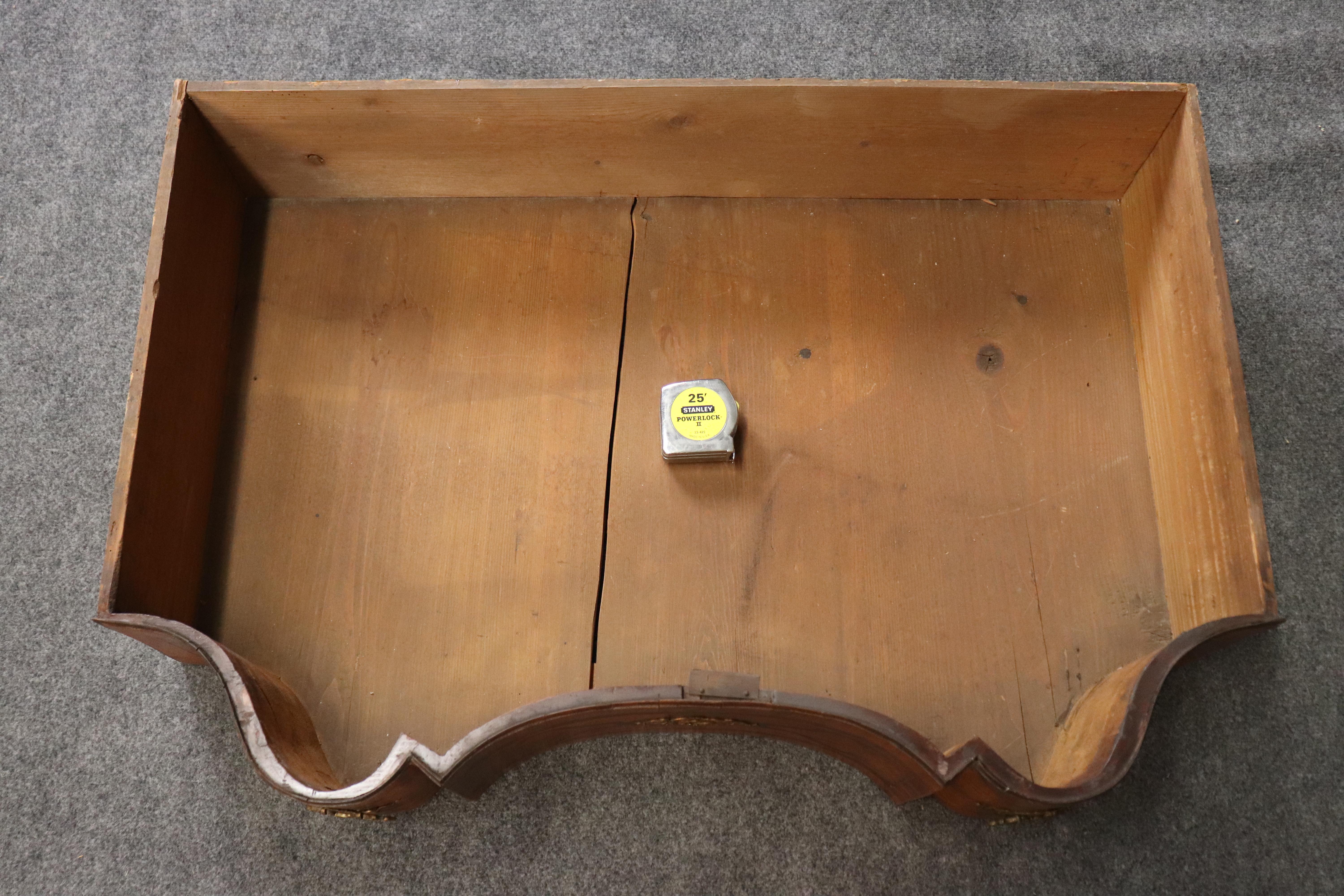 Monumentale e rara commode italiana intarsiata in legno d'ulivo e noce del periodo 1770 in vendita 8