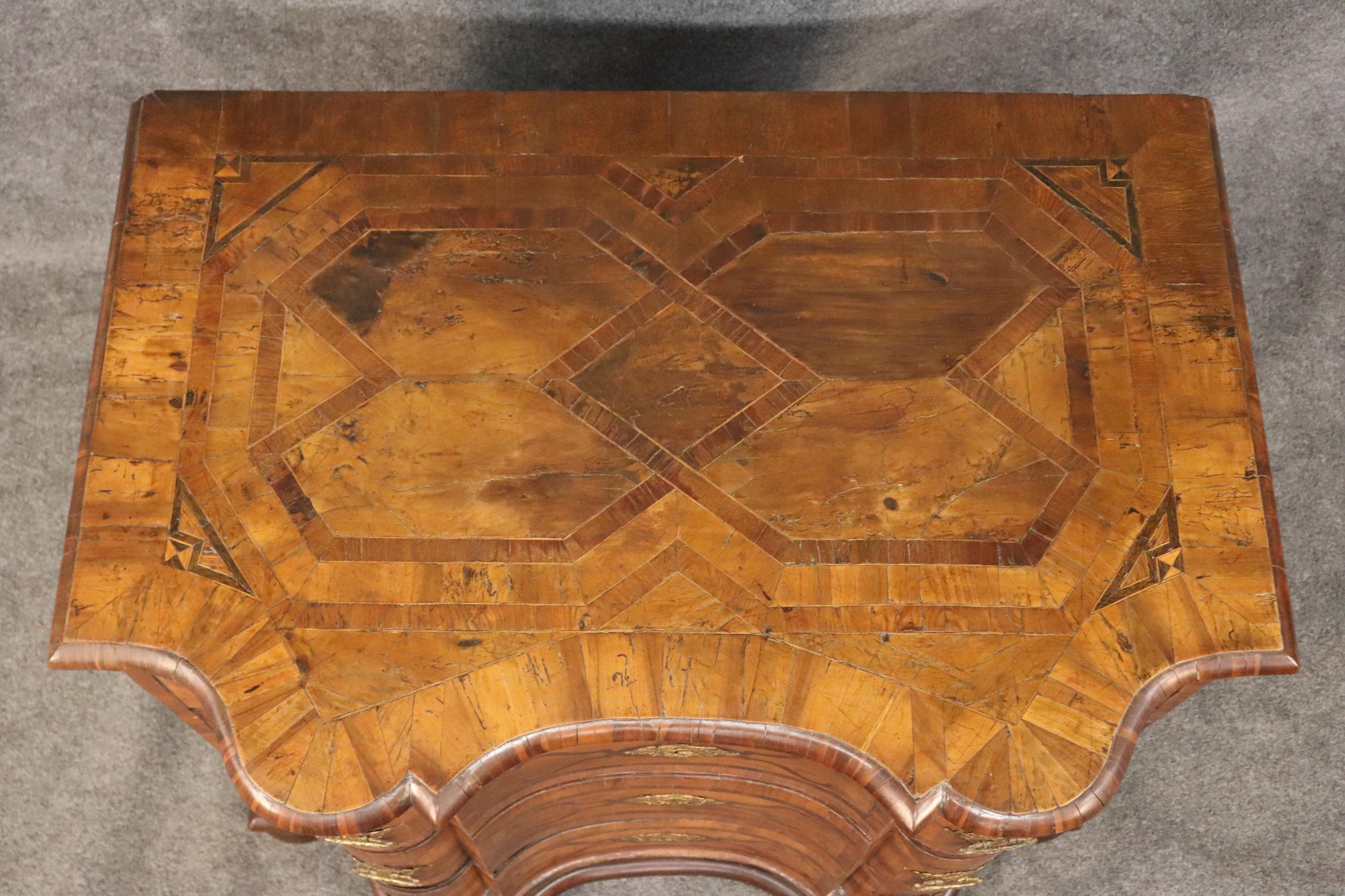 Rococò Monumentale e rara commode italiana intarsiata in legno d'ulivo e noce del periodo 1770 in vendita